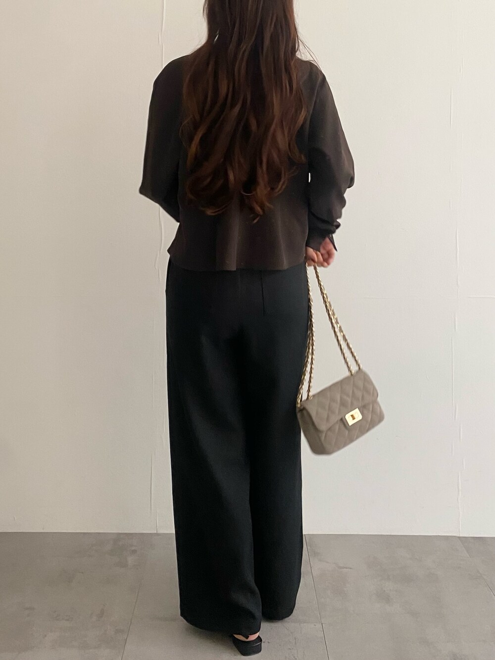 ブラウン系のシャツ/ブラウス、ブラウン系のシャツ/ブラウス、ベージュ系のショルダーバッグを着用したレディースの秋コーディネートの4枚目の写真