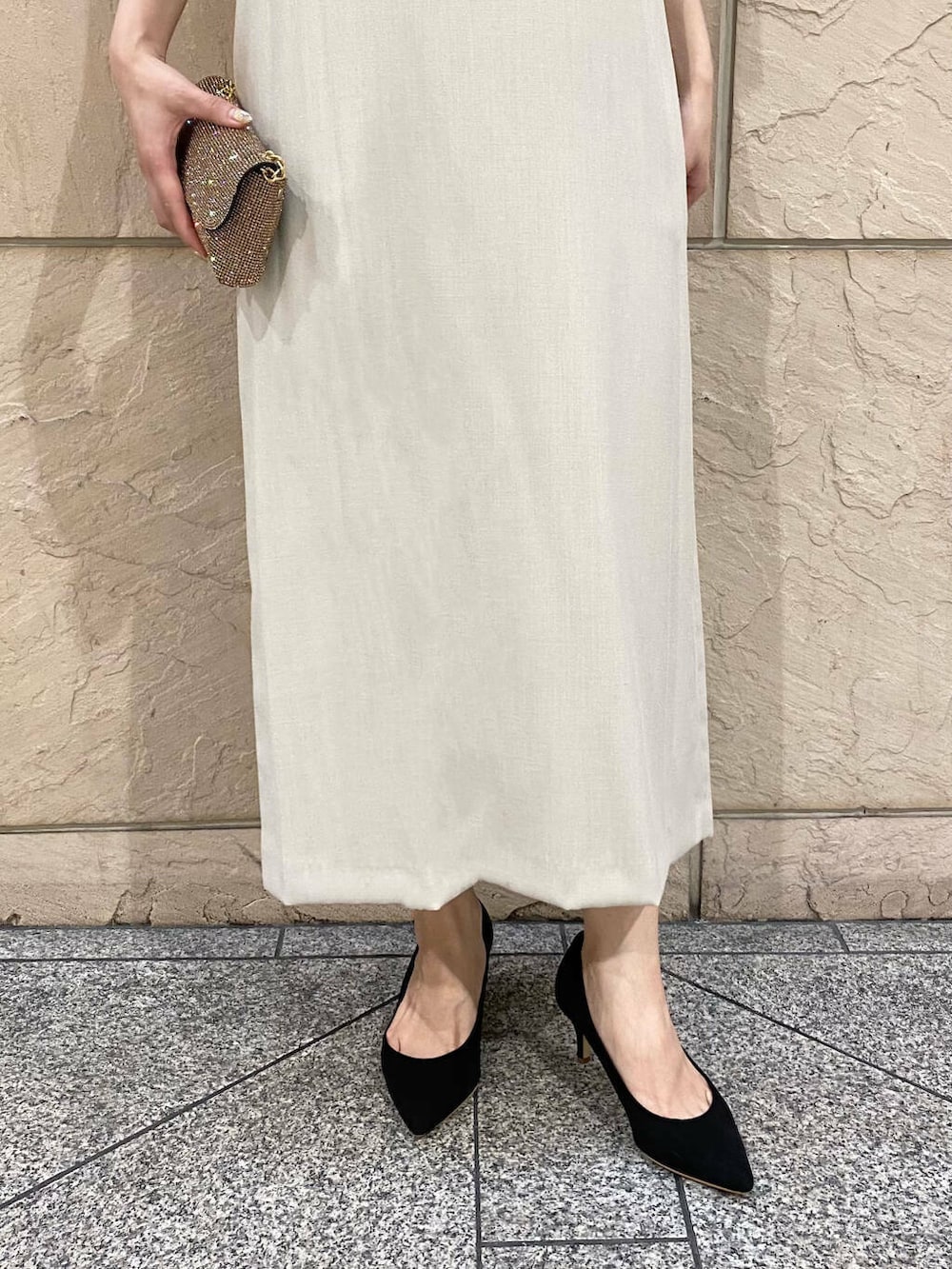 「ワンピース、大人カジュアル、キレイめ、きれいめカジュアル、夏コーデ、オフィスカジュアル、フェミニン、ROSSO、夏服、オンオフ兼用、オンオフ、大人かわいい、20代後半、お呼ばれコーデ、骨格ウェーブ」|「URBAN RESEARCH ROSSO WOMENの『MADE IN JAPAN』オリジナルスウェードパンプス(パンプス、ブラック系)」を使った、matsuさん(レディース・162cm)の春コーディネートの6枚目の写真