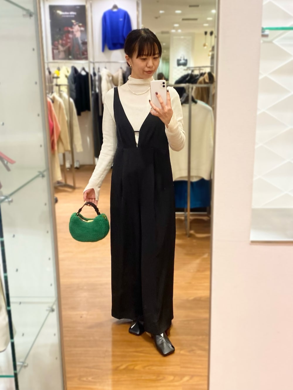 「URBAN RESEARCH ROSSO、URBAN RESEARCH、ROSSO、冬コーデ、休日スタイル、オールインワン、サロペット、パンツスタイル、モノトーン、オトナカジュアル、リブニット、ボアバッグ、イエベ秋、骨格ウェーブ」｜「URBAN RESEARCHの『一部WEB限定カラー』『UR TECH』ハイネックリブニット（ニット/セーター、ホワイト系）」を使った、matsuさん（レディース・162cm）の冬コーディネートの2枚目の写真