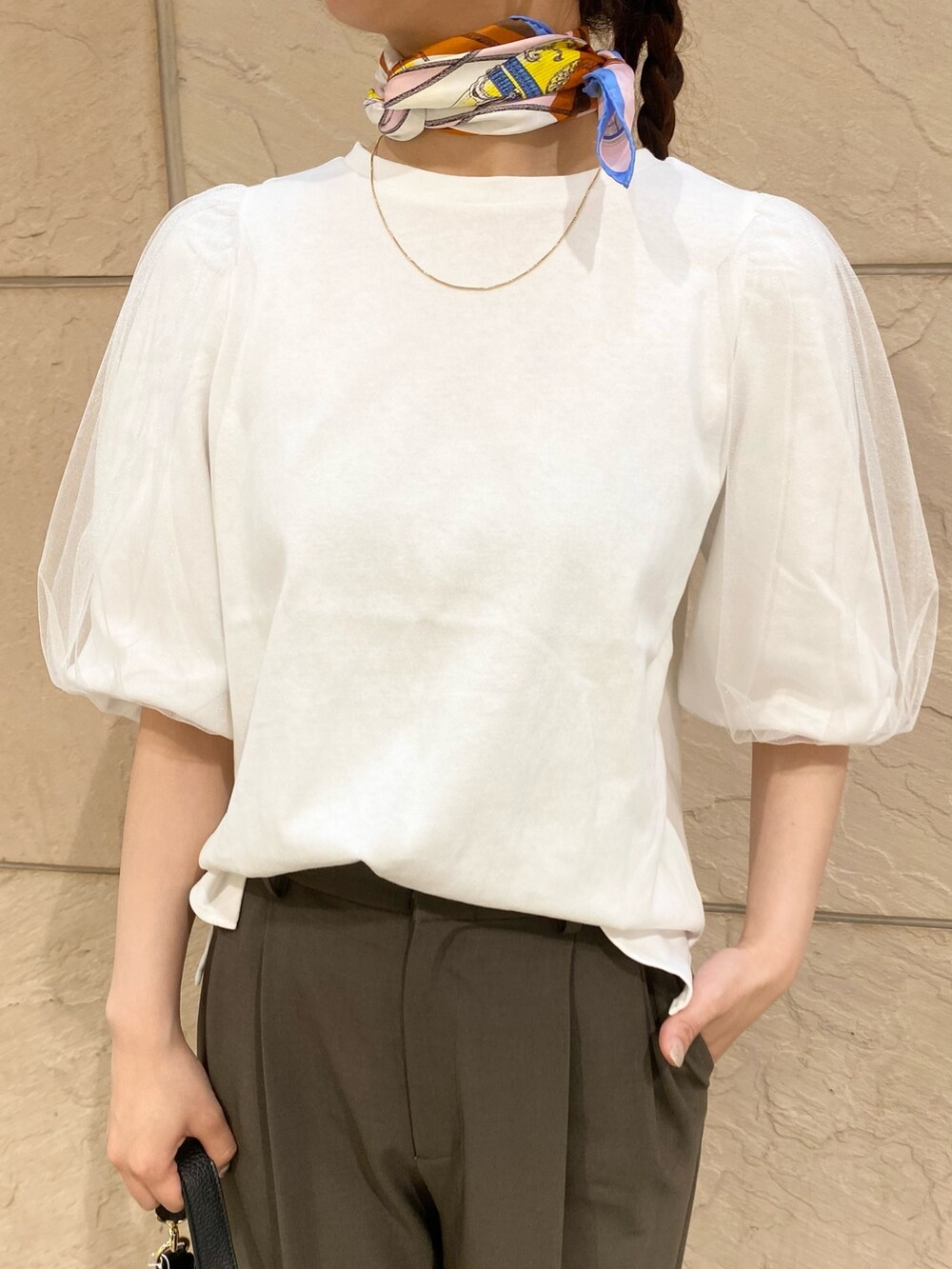 「URBAN RESEARCH ROSSO、きれいめカジュアル、春夏コーデ、夏コーデ、大人女子、パンツスタイル、オトナカジュアル、イエベ秋、チュール、カットソー、オフィスカジュアル」｜「URBAN RESEARCH ROSSO WOMENのブライトチュールスリーブカットソー（Tシャツ/カットソー、ホワイト系）」を使った、matsuさん（レディース・162cm）の春コーディネートの4枚目の写真