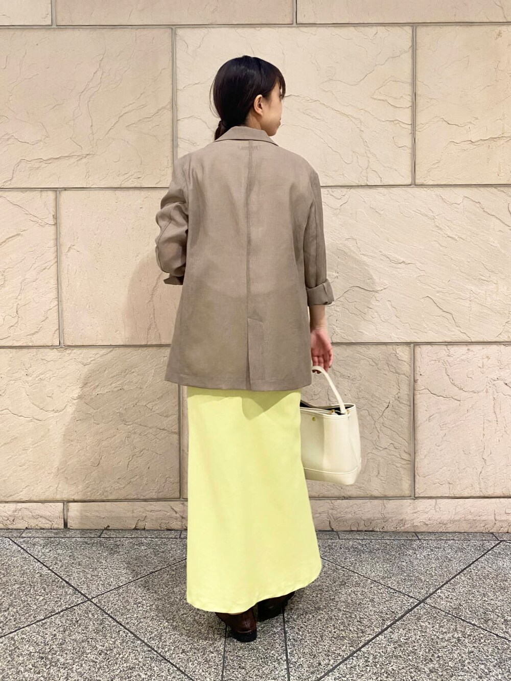 「大人カジュアル、キレイめ、きれいめカジュアル、カットソー、パンツ、春コーデ、春服、夏コーデ、newarrival、休日スタイル、フェミニン、ROSSO、夏服、オンオフ兼用、オンオフ」|「URBAN RESEARCH ROSSO WOMENのAULENTTI スクエアBAG(ハンドバッグ、ホワイト系)」を使った、matsuさん(レディース・162cm)の春コーディネートの4枚目の写真