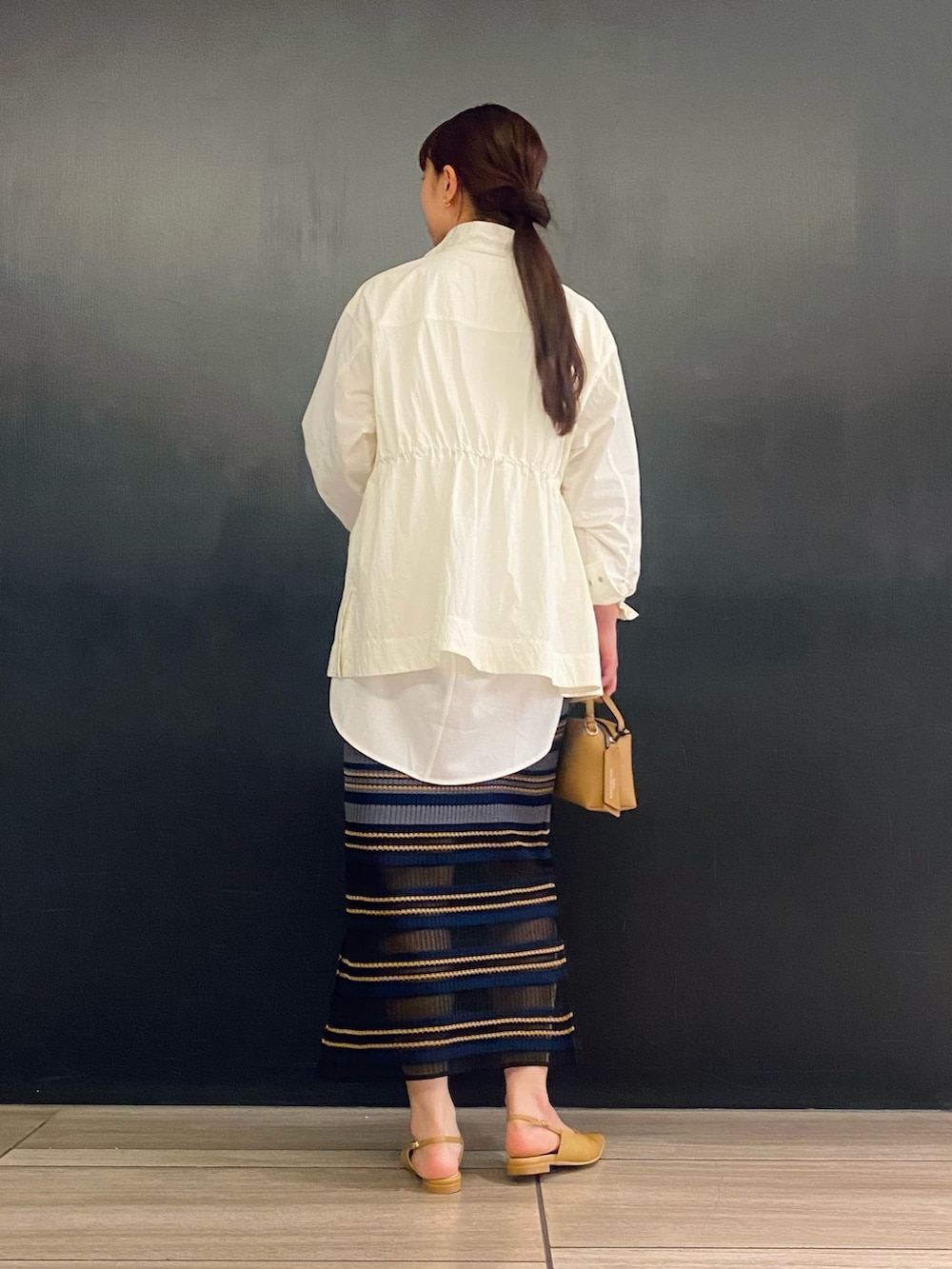 「URBAN RESEARCH ROSSO、URBAN RESEARCH、マーメイドスカート、春服みてみて、休日スタイル、春コーデ、オトナカジュアル、春夏コーデ、ニットスカート、ボーダー、ブルゾン、シアー、カットソー、透け感」|「ATONのATON ROUND HEM TANK TOP(Tシャツ/カットソー、ホワイト系)」を使った、matsuさん(レディース・162cm)の春コーディネートの3枚目の写真