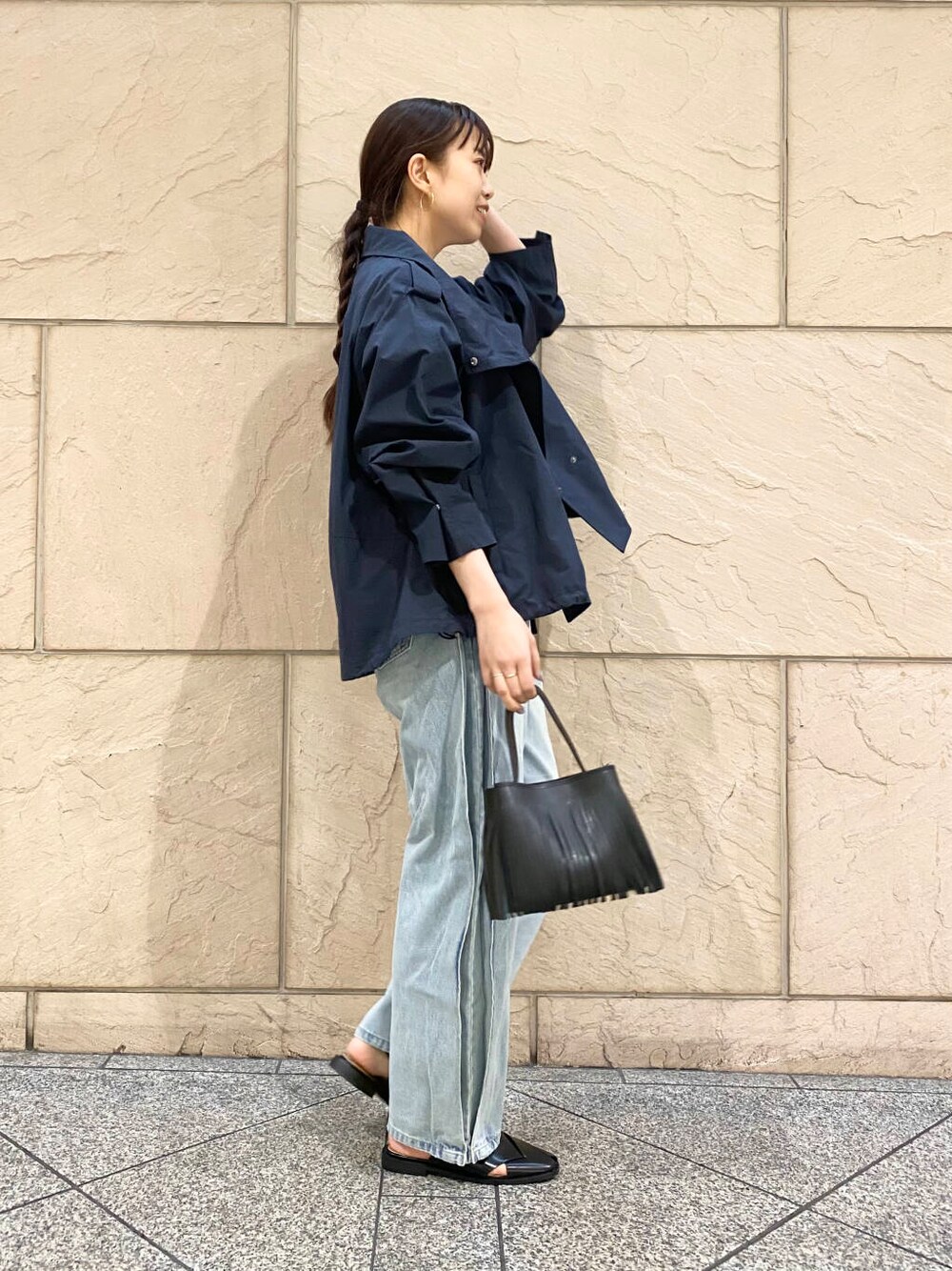 「大人カジュアル、デニム、キレイめ、きれいめカジュアル、カットソー、パンツ、春コーデ、春服、春アウター、newarrival、ROSSO、20代後半、骨格ウェーブ、着映え、イエベ秋」|「URBAN RESEARCH ROSSO WOMENの『撥水』スタンドカラーショートブルゾン(ブルゾン、ブルー系)」を使った、matsuさん(レディース・162cm)の冬コーディネートの3枚目の写真