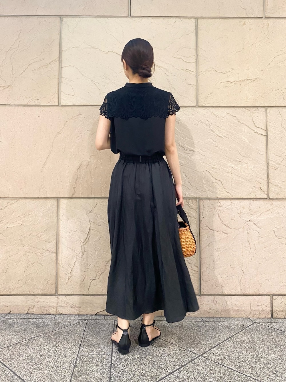「URBAN RESEARCH ROSSO、URBAN RESEARCH、シンプルコーデ、オフィスカジュアル、春夏コーデ、ロングスカート、ブラック、ブラックコーデ、モノトーン、レース、ブラウス、フレアスカート、初夏コーデ、大人コーデ、スカート」|「URBAN RESEARCH ROSSO WOMENの『一部WEB限定カラー』ウォッシャブルヨークレースブラウス(シャツ/ブラウス、ブラック系)」を使った、matsuさん(レディース・162cm)の春コーディネートの3枚目の写真