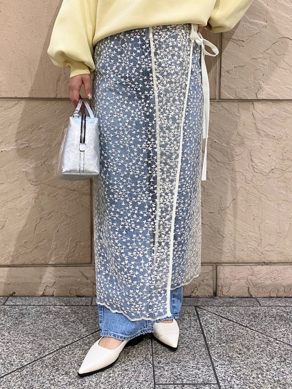 「URBAN RESEARCH ROSSO、ROSSO、URBAN RESEARCH、レーススカート×デニム、レーススカート、レイヤードスタイル、淡色コーデ、デニム、ニット、きれいめカジュアル、春服、オトナカジュアル、upper hights、イエベ秋、骨格ウェーブ」｜「ELENDEEKのELENDEEK　FORM SLEEVE OVER KNIT（ニット/セーター、イエロー系）」を使った、matsuさん（レディース・162cm）の冬コーディネートの5枚目の写真