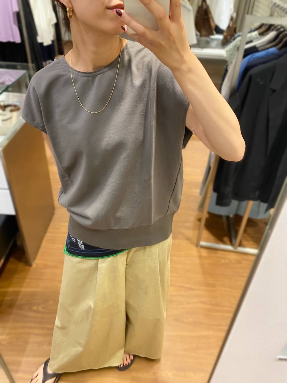 「大人カジュアル、キレイめ、きれいめカジュアル、パンツ、夏コーデ、ROSSO、夏服、オンオフ兼用、オンオフ、20代後半、骨格ウェーブ、暑い、着映え、イエベ秋、ウェーブ×イエベ秋」｜「SMELLYのサージカルステンレスワイドフープピアス（ピアス（両耳用）、ゴールド系）」を使った、matsudaさん（レディース・162cm）の夏コーディネートの3枚目の写真