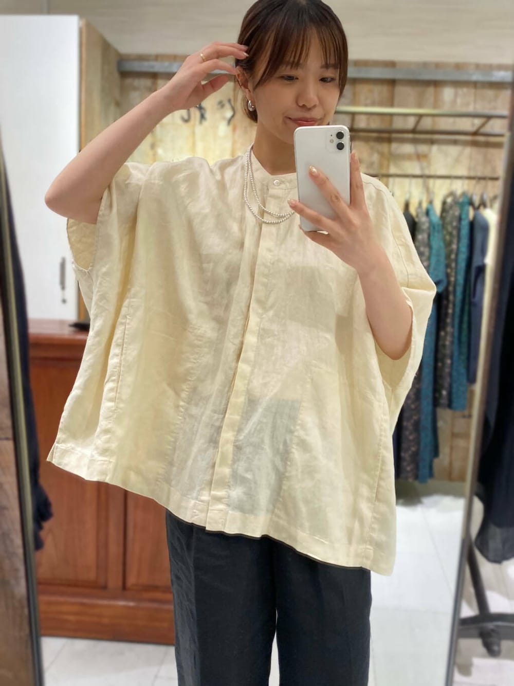 「キレイめ、きれいめカジュアル、ブラウス、パンツ、夏コーデ、オフィスカジュアル、ROSSO、夏服、オンオフ兼用、オンオフ、20代後半、骨格ウェーブ、暑い、着映え、イエベ秋」｜「URBAN RESEARCHのdecor『デコール』　Hematite4mmBallnecklace（ネックレス、シルバー系）」を使った、matsuさん（レディース・162cm）の春コーディネートの3枚目の写真