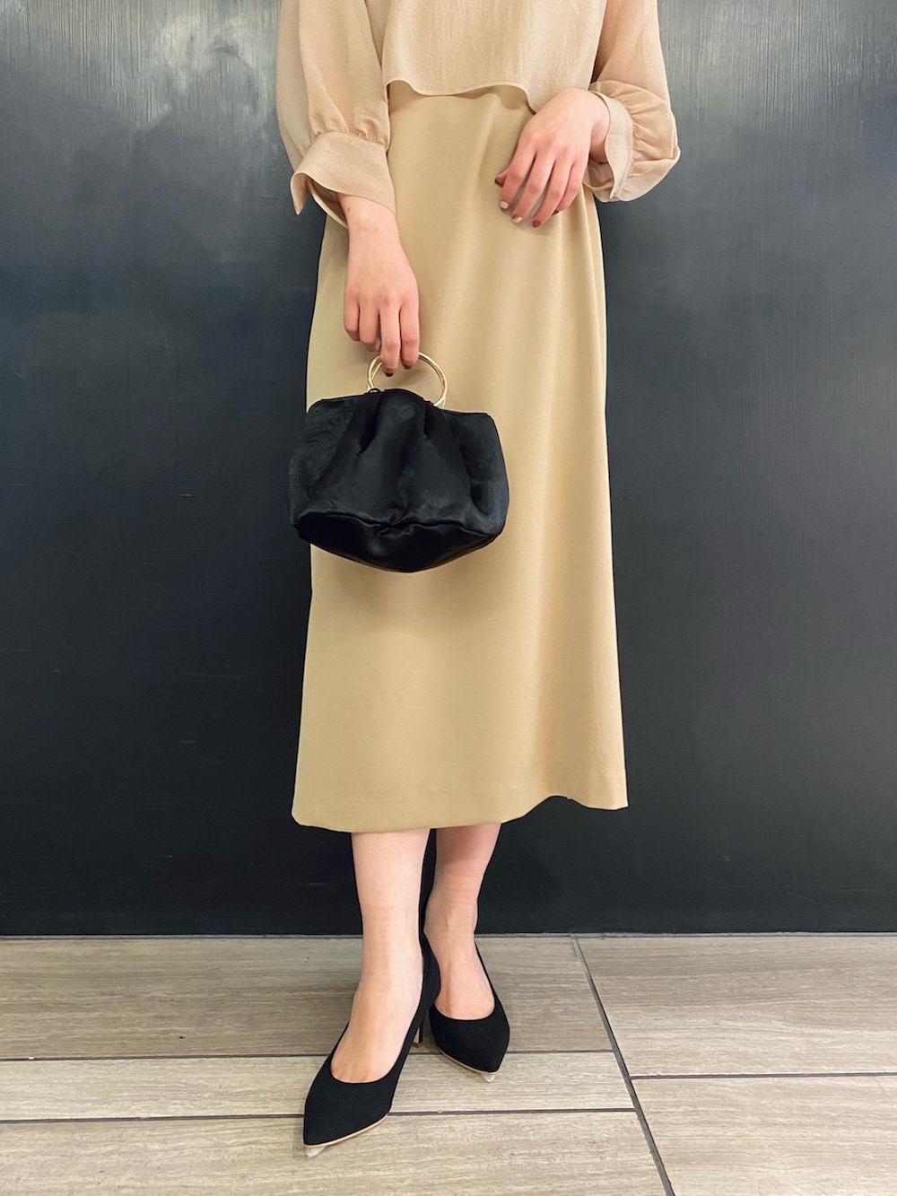 「セットアップ、キャミワンピ、URBAN RESEARCH ROSSO、URBAN RESEARCH、シンプルコーデ、結婚式、結婚式二次会スタイル、顔合わせ、セレモニー、入学式、入園式、ママコーデ」｜「URBAN RESEARCH ROSSOのブラウス×キャミワンピースセットアップ（ワンピース、ベージュ系）」を使った、matsuさん（レディース・162cm）の冬コーディネートの4枚目の写真