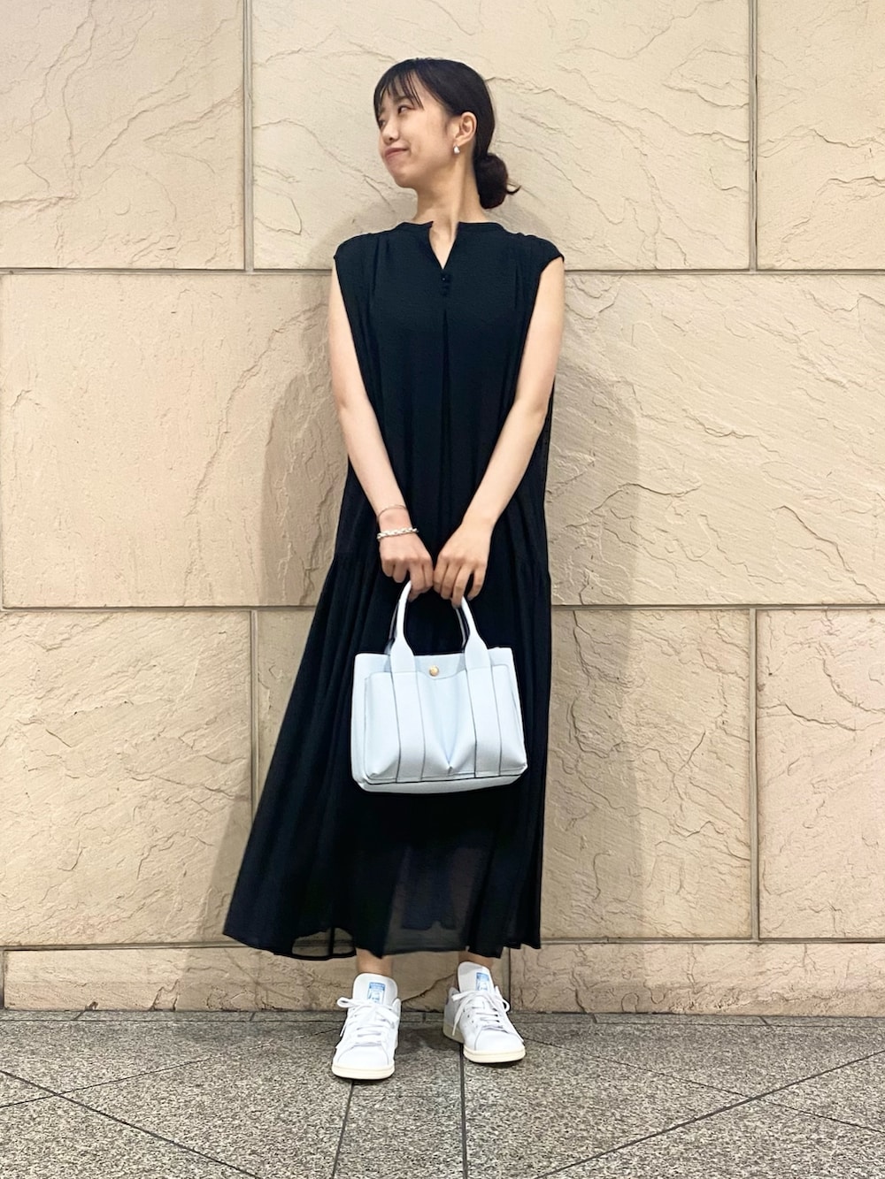 「URBAN RESEARCH ROSSO、夏コーデ、モノトーン、スニーカー、ワンピース、ロングワンピース、着回しコーデ、シアー、ドット、ブルー、おでかけコーデ」｜「URBAN RESEARCH ROSSO WOMENのベルト付2wayシアーギャザーワンピース（ワンピース、ブラック系）」を使った、matsuさん（レディース・162cm）の夏コーディネートの2枚目の写真
