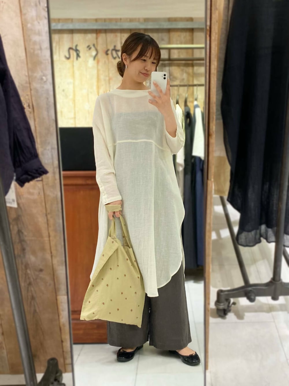 「大人カジュアル、きれいめカジュアル、パンツ、夏コーデ、休日スタイル、ROSSO、夏服、オンオフ兼用、オンオフ、20代後半、骨格ウェーブ、着映え、イエベ秋、ウェーブ×イエベ秋、骨格ウェーブ×パンツ」｜「かぐれのリネンイージーパンツ（その他パンツ、グレー系）」を使った、matsuさん（レディース・162cm）の春コーディネートの4枚目の写真