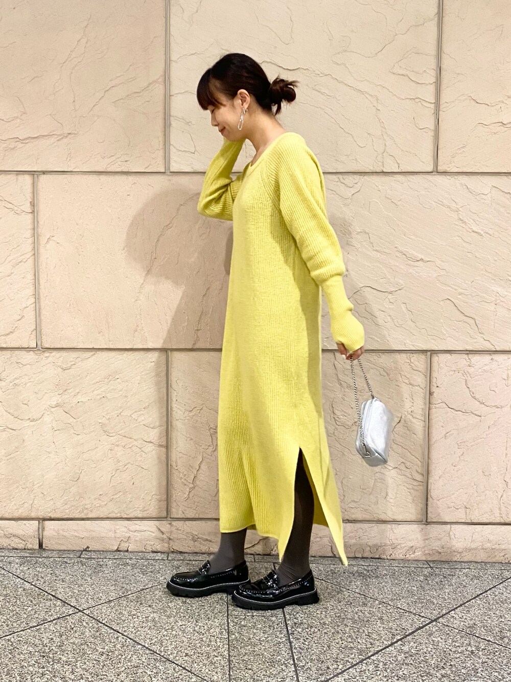 「URBAN RESEARCH ROSSO、URBAN RESEARCH、ROSSO、ニット、ショルダーバッグ、冬コーデ、お出かけコーデ、ワンピース、オトナカジュアル、ラクチンコーデ、ニットワンピース、イエロー、イエベ秋、骨格ウェーブ」｜「MOHIのMOHI　スタッズローファー（ローファー、ブラック系）」を使った、matsuさん（レディース・162cm）の秋コーディネートの4枚目の写真