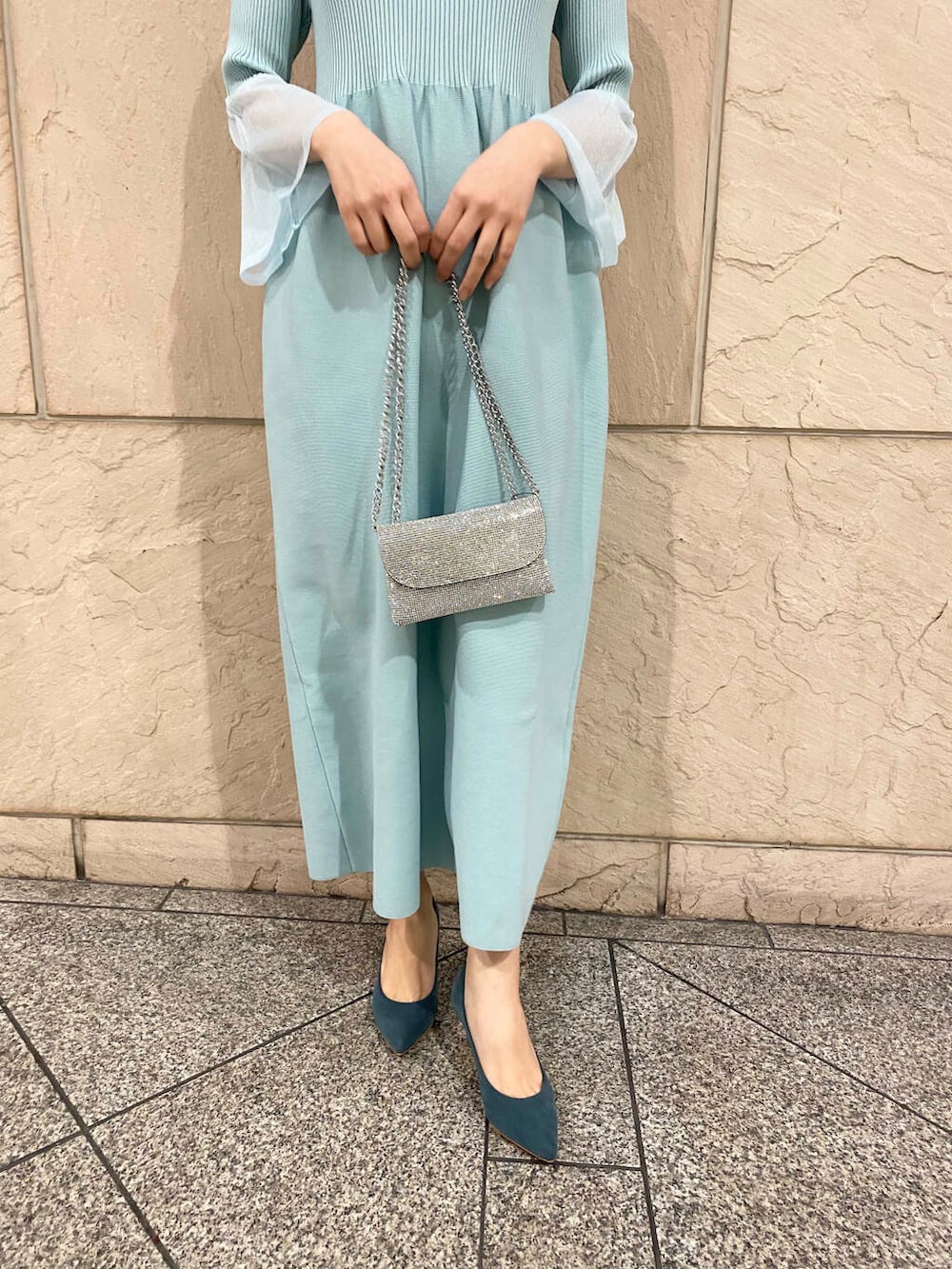 「ワンピース、キレイめ、きれいめカジュアル、ドレス、春コーデ、春服、newarrival、フェミニン、ROSSO、顔合わせ、20代後半、食事会、骨格ウェーブ、春カラーコーデ、着映え」｜「URBAN RESEARCH ROSSO WOMENの【MADE IN JAPAN】オリジナルスウェードパンプス（パンプス、グリーン系）」を使った、matsuさん（レディース・162cm）の春コーディネートの6枚目の写真