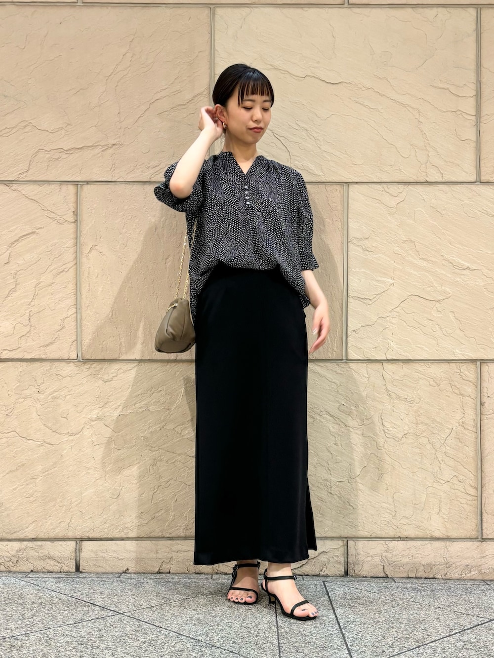 「サンダル、URBAN RESEARCH ROSSO、URBAN RESEARCH、きれいめカジュアル、ブラックコーデ、オールブラック、スカートコーデ、ブラウス」｜「URBAN RESEARCH ROSSO WOMENのウォッシャブルドットブラウス（シャツ/ブラウス、ブラック系）」を使った、matsuさん（レディース・162cm）の夏コーディネートの2枚目の写真
