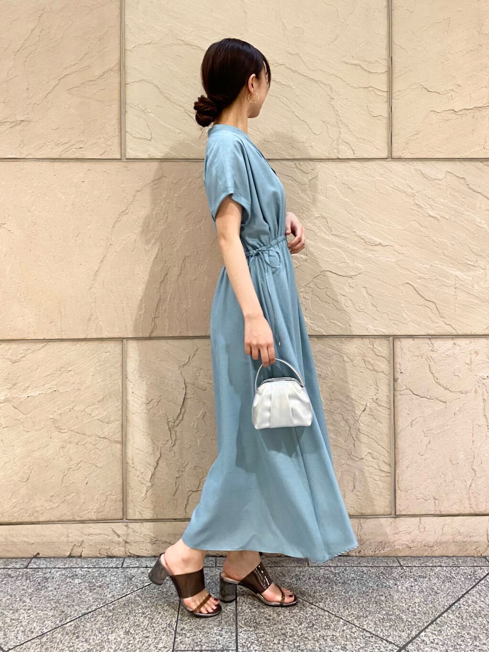 「ワンピース、大人カジュアル、キレイめ、きれいめカジュアル、夏コーデ、newarrival、オフィスカジュアル、フェミニン、ROSSO、夏服、オンオフ兼用、オンオフ、大人かわいい、20代後半、食事会」｜「URBAN RESEARCH ROSSO WOMENのLUMEN　FANTINE PETIT BAG（ハンドバッグ、シルバー系）」を使った、matsuさん（レディース・162cm）の春コーディネートの2枚目の写真