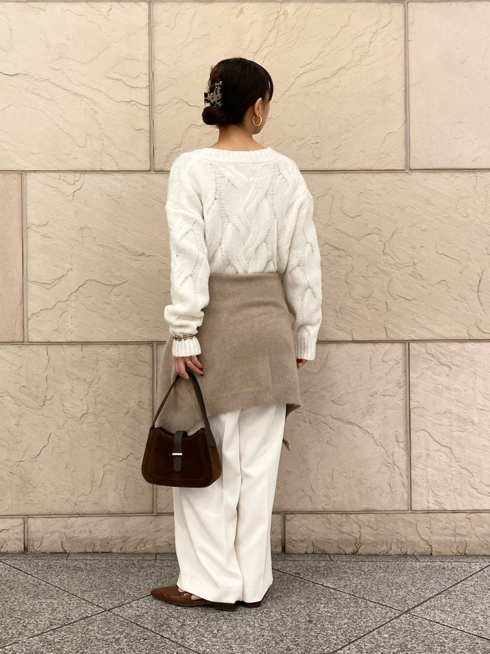 ホワイト系のニット/セーター、ベージュ系のカーディガン/ボレロ、ホワイト系のその他パンツを着用したレディースの冬コーディネートの4枚目の写真