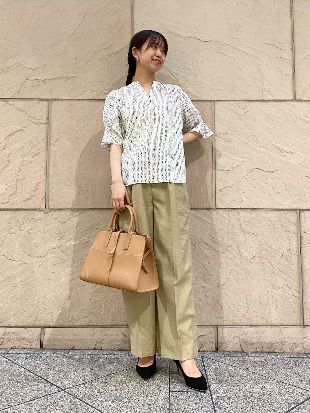 「大人カジュアル、キレイめ、きれいめカジュアル、パンツ、夏コーデ、オフィスカジュアル、ROSSO、夏服、オンオフ兼用、オンオフ、大人かわいい、20代後半、骨格ウェーブ、着映え、イエベ秋」｜「URBAN RESEARCH ROSSO WOMENの『MADE IN JAPAN』オリジナルスウェードパンプス（パンプス、ブラック系）」を使った、matsuさん（レディース・162cm）の夏コーディネートの2枚目の写真