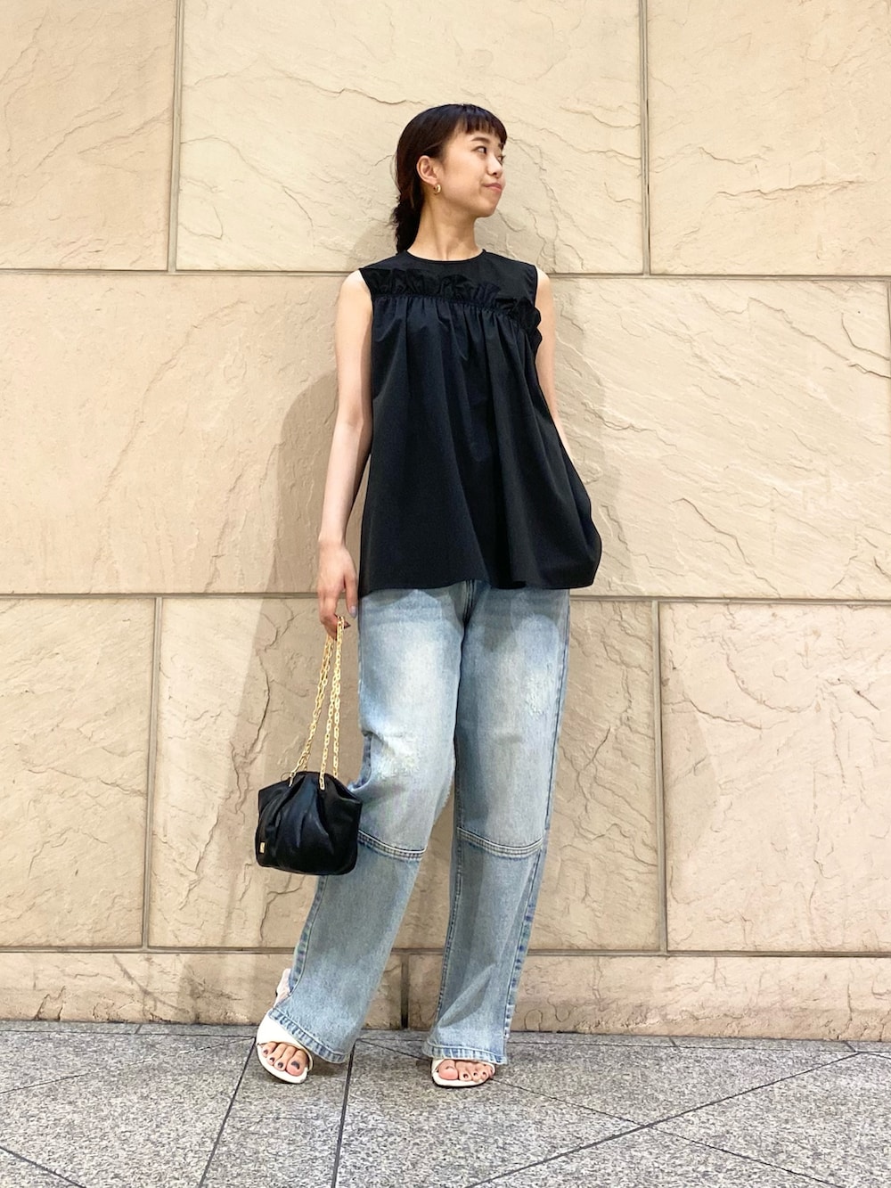 「URBAN RESEARCH ROSSO、URBAN RESEARCH、YENN、きれいめカジュアル、休日スタイル、夏コーデ、デニム、デニムコーデ、オトナ女子、ブラウス」|「URBAN RESEARCH ROSSO WOMENのフリルギャザーブラウス(シャツ/ブラウス、ブラック系)」を使った、matsuさん(レディース・162cm)の夏コーディネートの2枚目の写真
