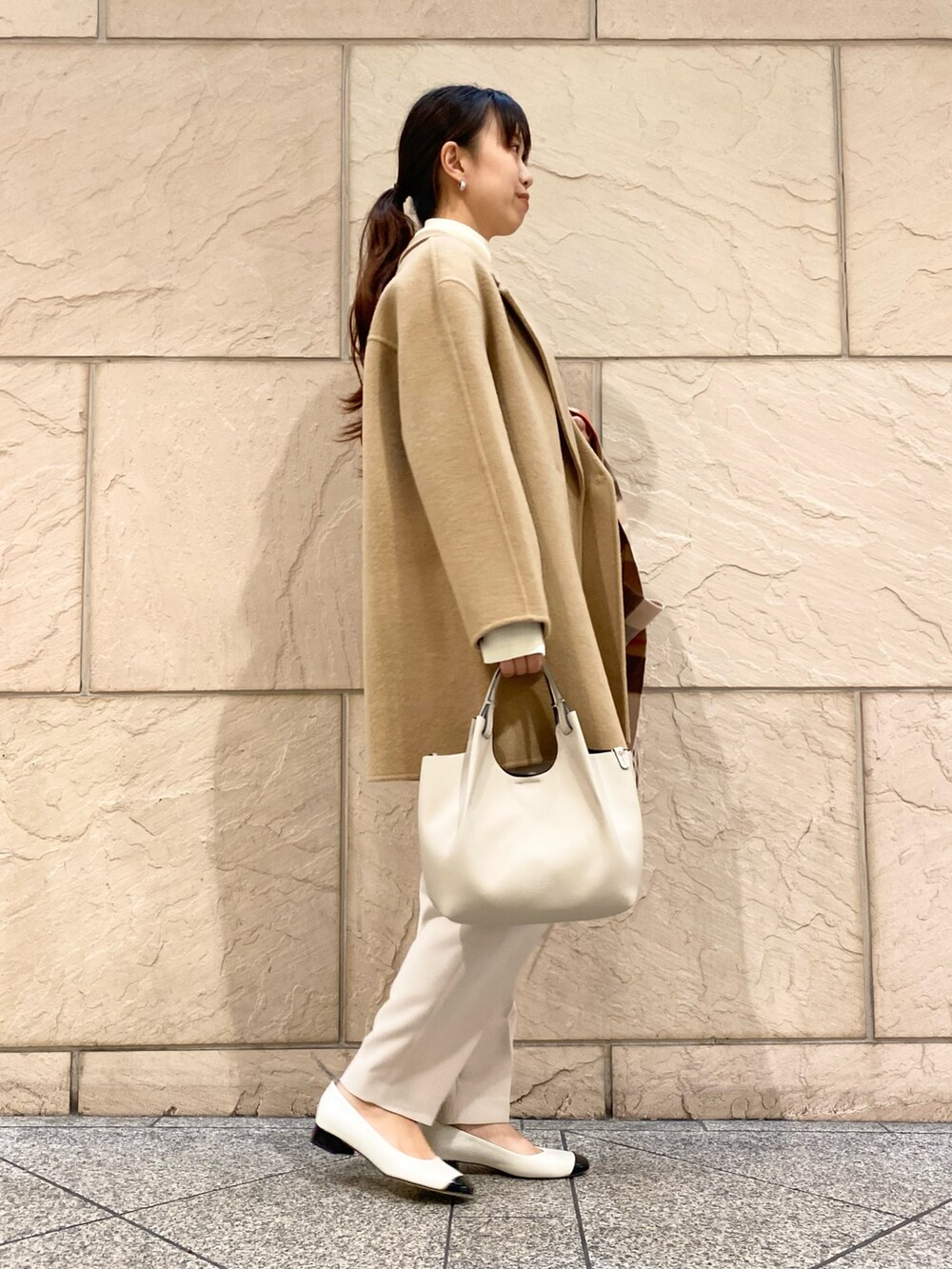 「URBAN RESEARCH ROSSO、URBAN RESEARCH、ROSSO、秋コーデ、ブラウン、冬コーデ、きれいめカジュアル、コート、チェスターコート、カシミヤ、マフラー、イエベ秋、骨格ウェーブ、チェック、キャメル」|「URBAN RESEARCH ROSSO WOMENのウールカシミヤリバーチェスターコート(チェスターコート、ベージュ系)」を使った、matsuさん(レディース・162cm)の秋コーディネートの4枚目の写真