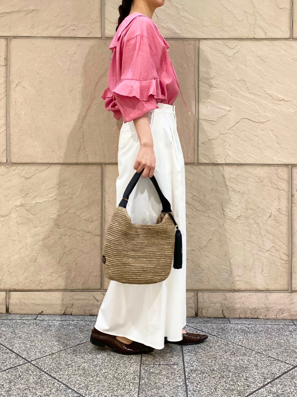 「大人カジュアル、キレイめ、きれいめカジュアル、ブラウス、パンツ、春コーデ、春服、お花見、newarrival、休日スタイル、ROSSO、大人かわいい、20代後半、お花見コーデ、骨格ウェーブ」｜「URBAN RESEARCH ROSSO WOMENのオーガンジーシアーブルゾン（ブルゾン、グレー系）」を使った、matsuさん（レディース・162cm）の春コーディネートの6枚目の写真