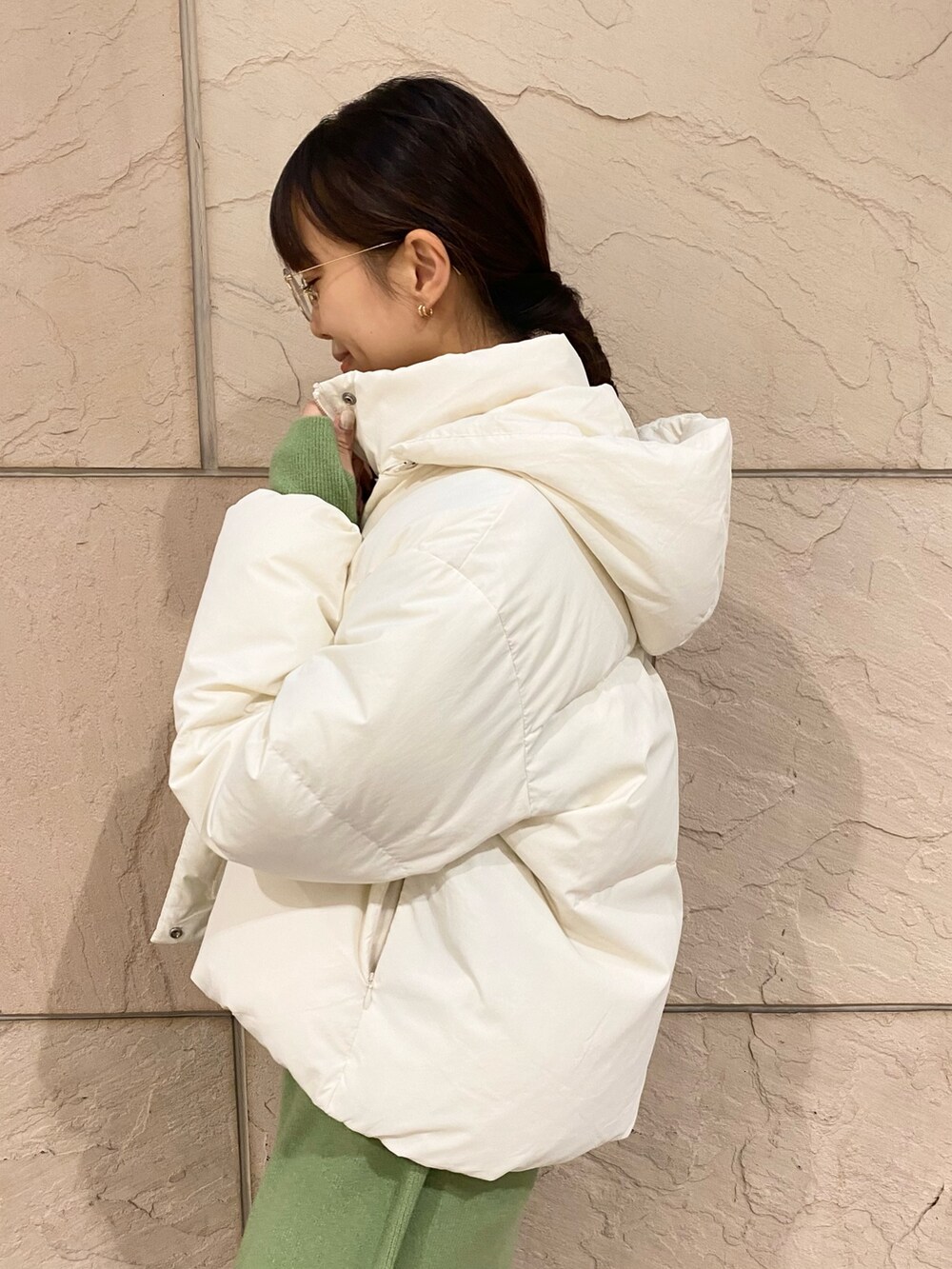 「URBAN RESEARCH ROSSO、URBAN RESEARCH、ROSSO、冬コーデ、ニット、クリスマスに着たい服、きれいめカジュアル、冬アウター、クリスマスコーデ、シンプルスタイル、ダッフルコート、ニットワンピース、ショートダウン、ブローチ、イエベ秋」|「URBAN RESEARCH ROSSO WOMENのfrenchdownショートダウンコート(ダウンジャケット/コート、ホワイト系)」を使った、matsuさん(レディース・162cm)の冬コーディネートの6枚目の写真