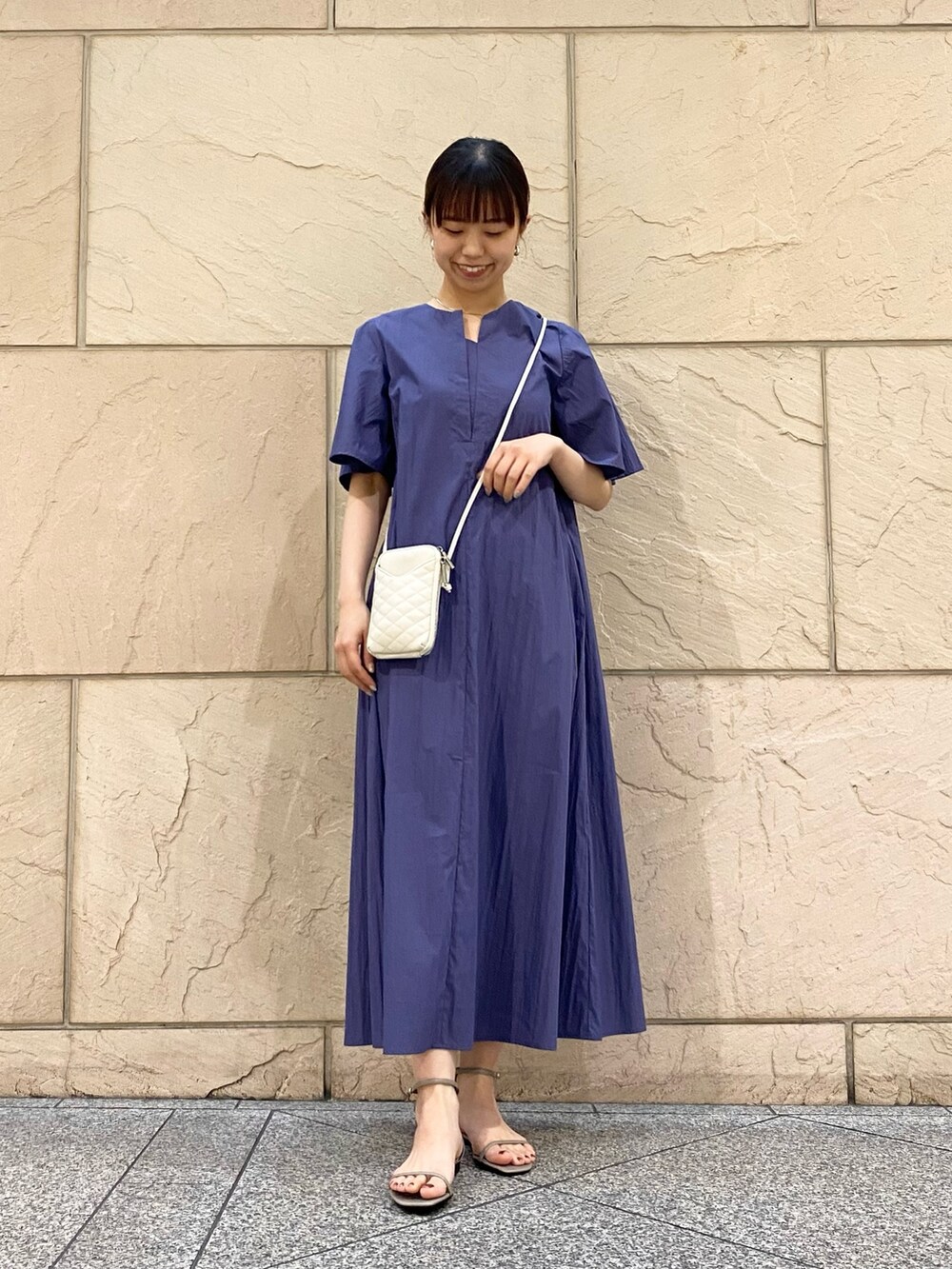 「URBAN RESEARCH ROSSO、URBAN RESEARCH、シンプルコーデ、休日スタイル、春夏コーデ、おでかけコーデ、オトナカジュアル、楽チンコーデ、夏コーデ、ワンピーススタイル、パープル、スマホショルダー、サンダル」｜「URBAN RESEARCHの綿ナイロンフレアワンピース（ワンピース、ブルー系）」を使った、matsuさん（レディース・162cm）の春コーディネートの2枚目の写真