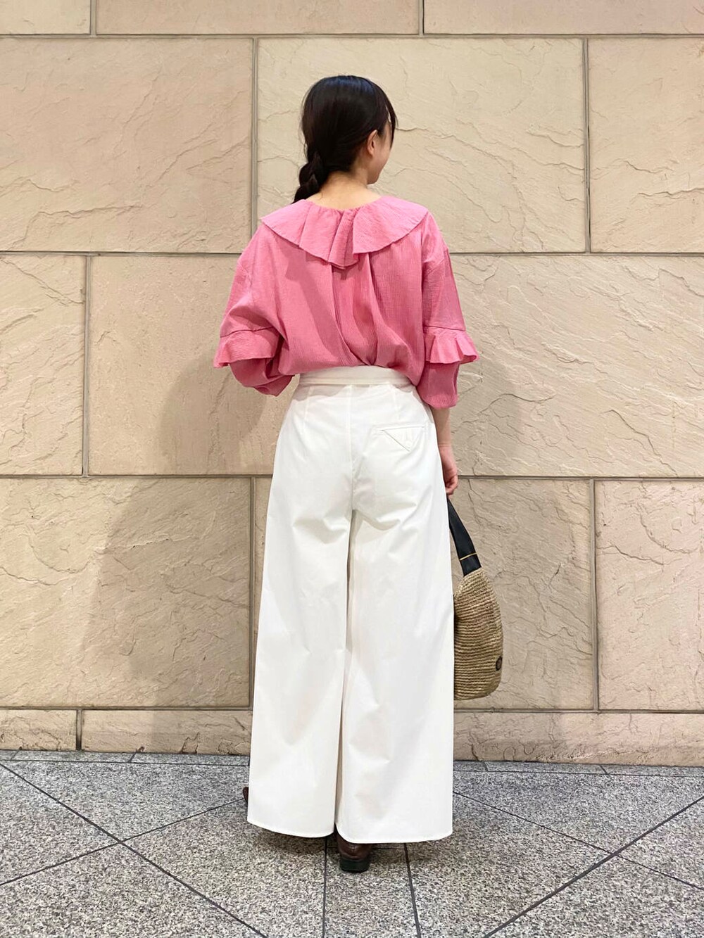 「大人カジュアル、キレイめ、きれいめカジュアル、ブラウス、パンツ、春コーデ、春服、お花見、newarrival、休日スタイル、ROSSO、大人かわいい、20代後半、お花見コーデ、骨格ウェーブ」｜「URBAN RESEARCH ROSSO WOMENのオーガンジーシアーブルゾン（ブルゾン、グレー系）」を使った、matsuさん（レディース・162cm）の春コーディネートの5枚目の写真