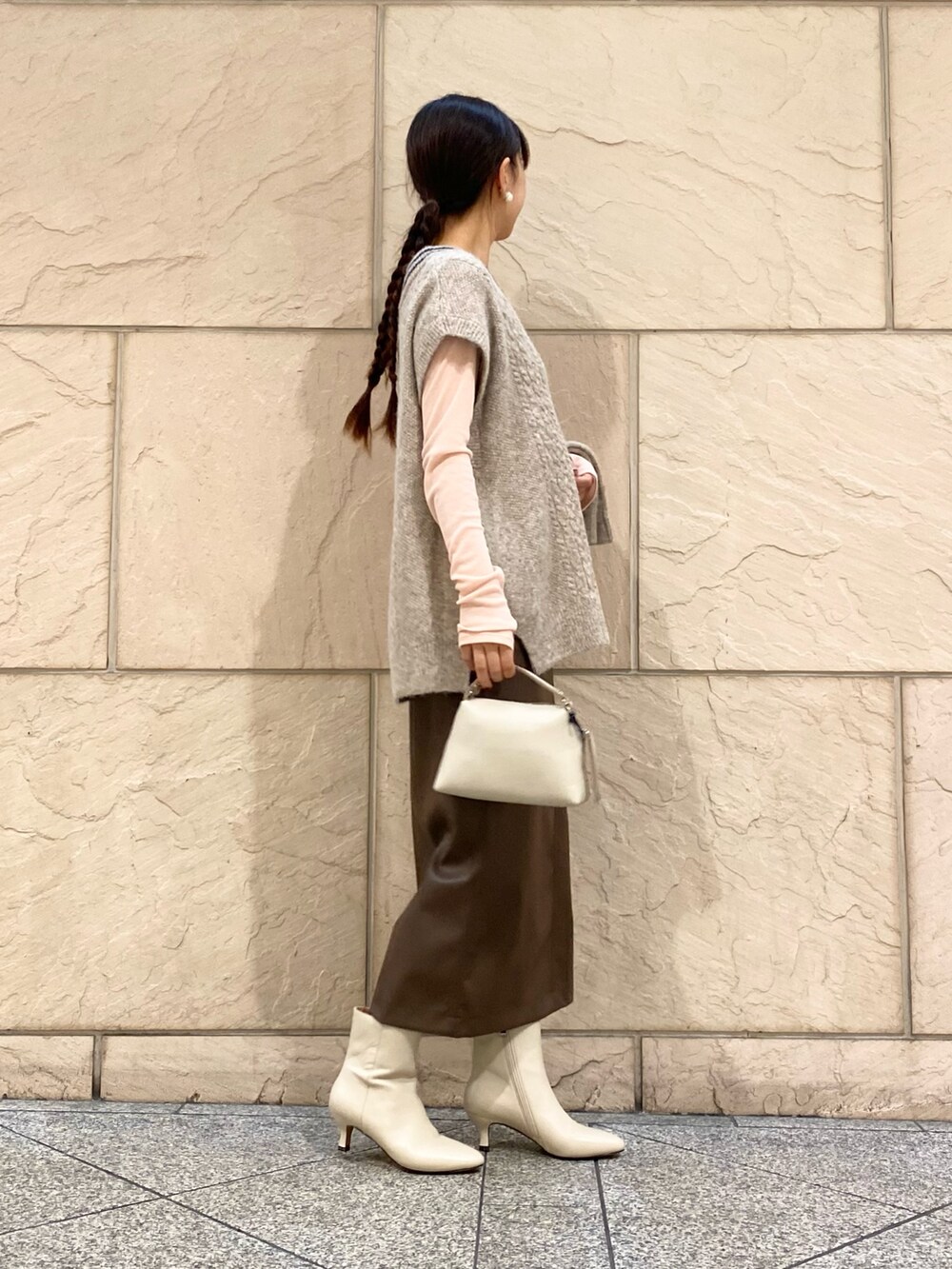 「URBAN RESEARCH ROSSO、URBAN RESEARCH、ベスト、シアートップス、ブラウン、ブーツ、きれいめカジュアル、アームウォーマー、レザースカート、秋服、オトナカジュアル、大人カジュアル、イエベ秋」|「URBAN RESEARCH ROSSO WOMENのアームウォーマーセットニットベスト(ニット/セーター、ベージュ系)」を使った、matsuさん(レディース・162cm)の秋コーディネートの7枚目の写真