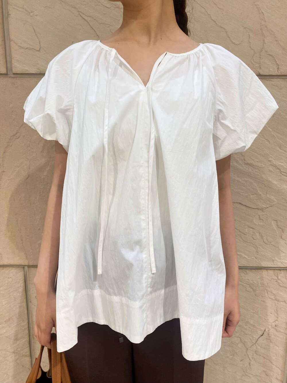 ゴールド系のサンダル、ホワイト系のシャツ/ブラウス、ブラウン系のその他パンツを着用したレディースの夏コーディネートの6枚目の写真