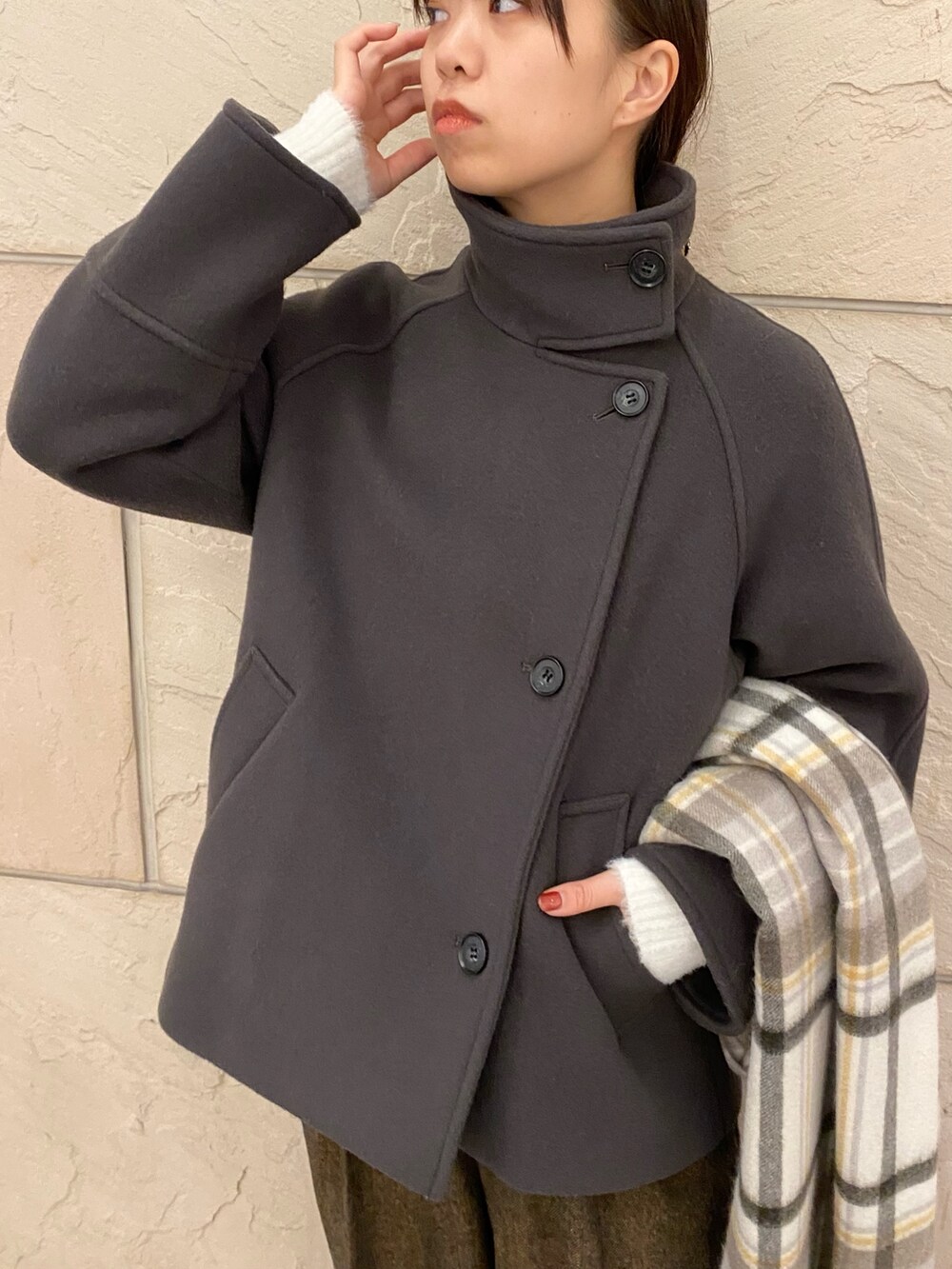 グレー系のその他アウター、ホワイト系のカーディガン/ボレロ、イエロー系のその他パンツを着用したレディースの冬コーディネートの5枚目の写真