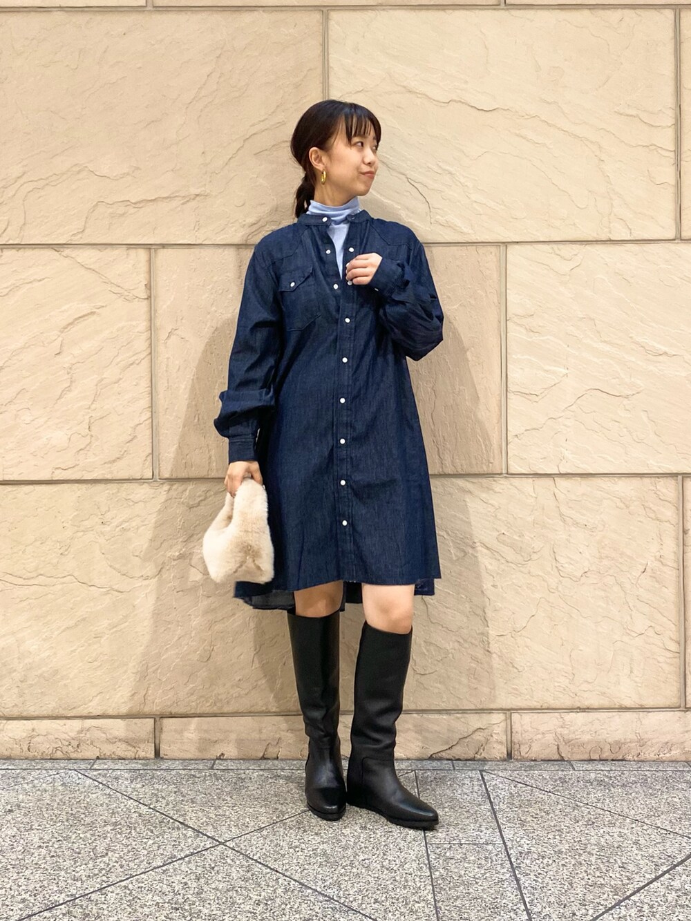 「URBAN RESEARCH ROSSO、URBAN RESEARCH、ROSSO、デニム、レイヤードスタイル、お出かけコーデ、ワンピース、秋コーデ、ブーツ、オトナカジュアル、キレイめカジュアル、オトナカワイイ、ミニワンピ、Wrangler、イエベ秋」｜「Wranglerの『別注』Wrangler×ROSSO　WESTERN MINI DRESS（シャツワンピース、ブルー系）」を使った、matsuさん（レディース・162cm）の秋コーディネートの3枚目の写真