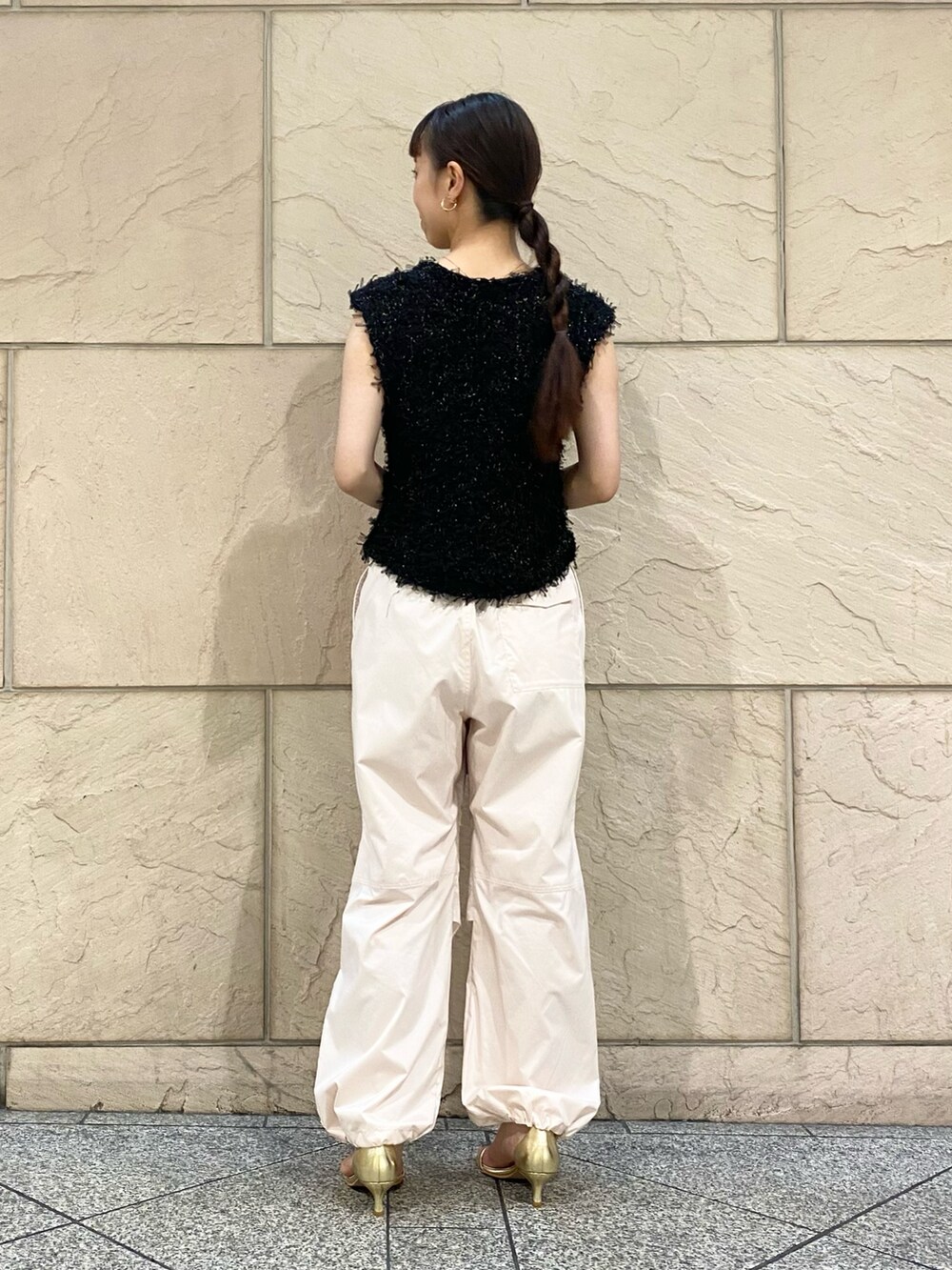 「URBAN RESEARCH ROSSO、URBAN RESEARCH、きれいめカジュアル、休日スタイル、お出かけコーデ、パンツコーデ、トレンド、パラシュートパンツ、ベスト、チュール、ラメ、初秋コーデ、レザーバッグ」|「URBAN RESEARCH ROSSO WOMENのラメチュールニットベスト(ベスト、ブラック系)」を使った、matsuさん(レディース・162cm)の夏コーディネートの4枚目の写真