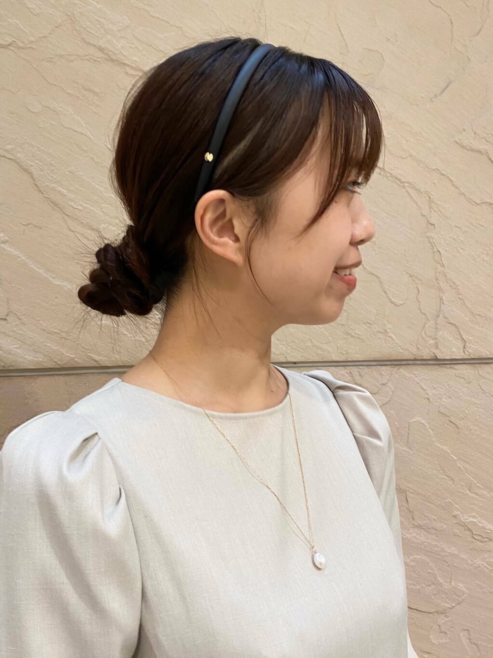 「ワンピース、大人カジュアル、キレイめ、きれいめカジュアル、夏コーデ、オフィスカジュアル、フェミニン、ROSSO、夏服、オンオフ兼用、オンオフ、大人かわいい、20代後半、お呼ばれコーデ、骨格ウェーブ」|「URBAN RESEARCH ROSSO WOMENの『MADE IN JAPAN』オリジナルスウェードパンプス(パンプス、ブラック系)」を使った、matsuさん(レディース・162cm)の春コーディネートの7枚目の写真