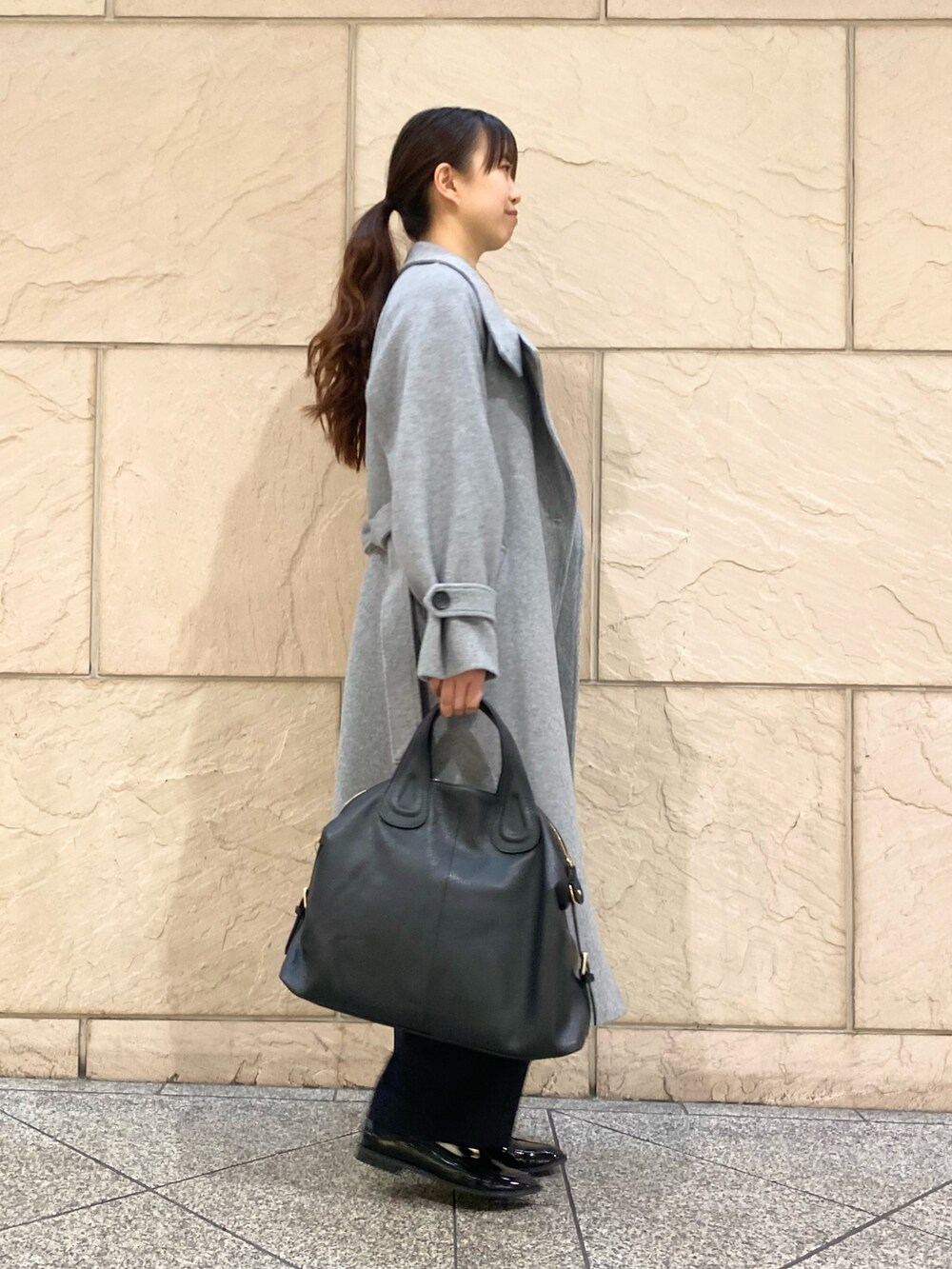 グレー系のその他アウター、グリーン系のニット/セーター、ブルー系のその他パンツを着用したレディースの冬コーディネートの4枚目の写真