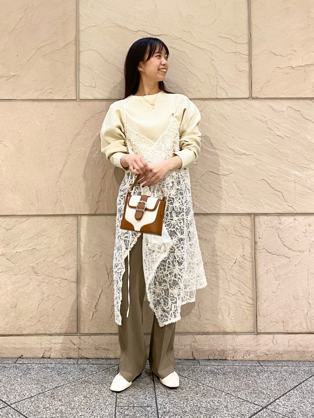 「URBAN RESEARCH ROSSO、ROSSO、URBAN RESEARCH、ニット、ワンピース、お出かけコーデ、きれいめカジュアル、キャミワンピ、レース、レイヤードスタイル、チュール、スウェット、イエベ秋、骨格ウェーブ」|「URBAN RESEARCH ROSSO WOMENのスウェットライクラメニット(ニット/セーター、ベージュ系)」を使った、matsuさん(レディース・162cm)の冬コーディネートの3枚目の写真