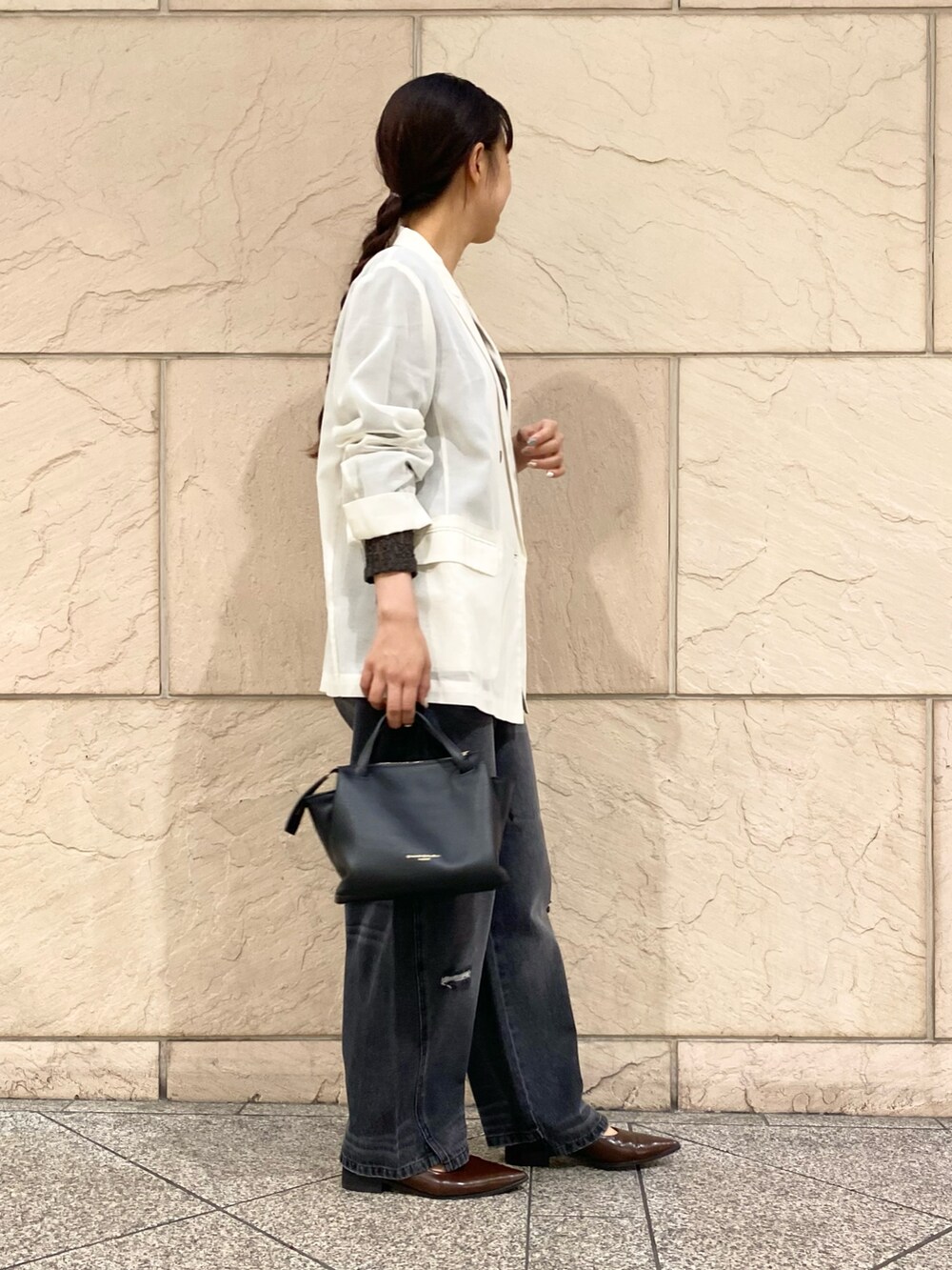 「URBAN RESEARCH ROSSO、URBAN RESEARCH、ブラウン、休日スタイル、秋コーデ、デニム、パンツスタイル、着回しコーデ、おしゃれさんと繋がりたい、パンツコーデ、オトナカジュアル、ジャケット、レース、ハンサムコーデ」｜「URBAN RESEARCH ROSSO WOMENのシアーレースボートネックカットソー（Tシャツ/カットソー、ブラウン系）」を使った、matsuさん（レディース・162cm）の秋コーディネートの4枚目の写真