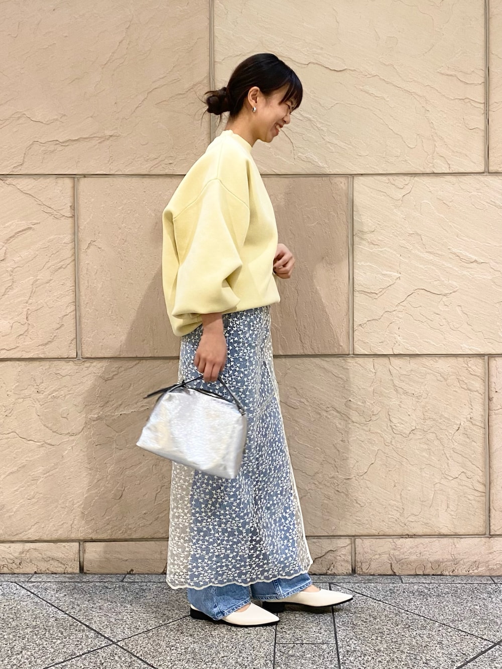 「URBAN RESEARCH ROSSO、ROSSO、URBAN RESEARCH、レーススカート×デニム、レーススカート、レイヤードスタイル、淡色コーデ、デニム、ニット、きれいめカジュアル、春服、オトナカジュアル、upper hights、イエベ秋、骨格ウェーブ」｜「ELENDEEKのELENDEEK　FORM SLEEVE OVER KNIT（ニット/セーター、イエロー系）」を使った、matsuさん（レディース・162cm）の冬コーディネートの3枚目の写真