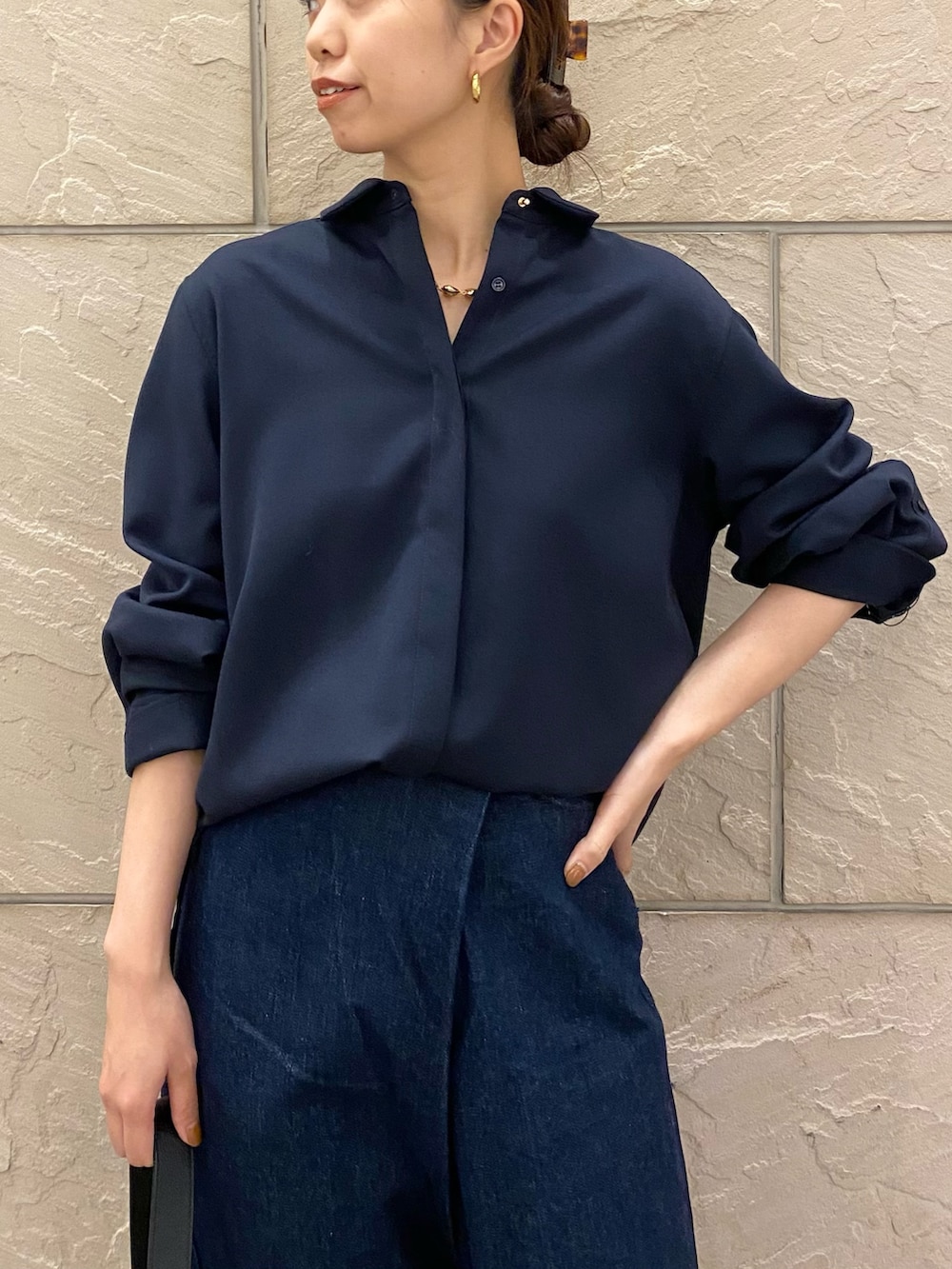 ブルー系のシャツ/ブラウス、ブラック系のトートバッグ、ブルー系のデニムパンツを着用したレディースの秋コーディネートの5枚目の写真