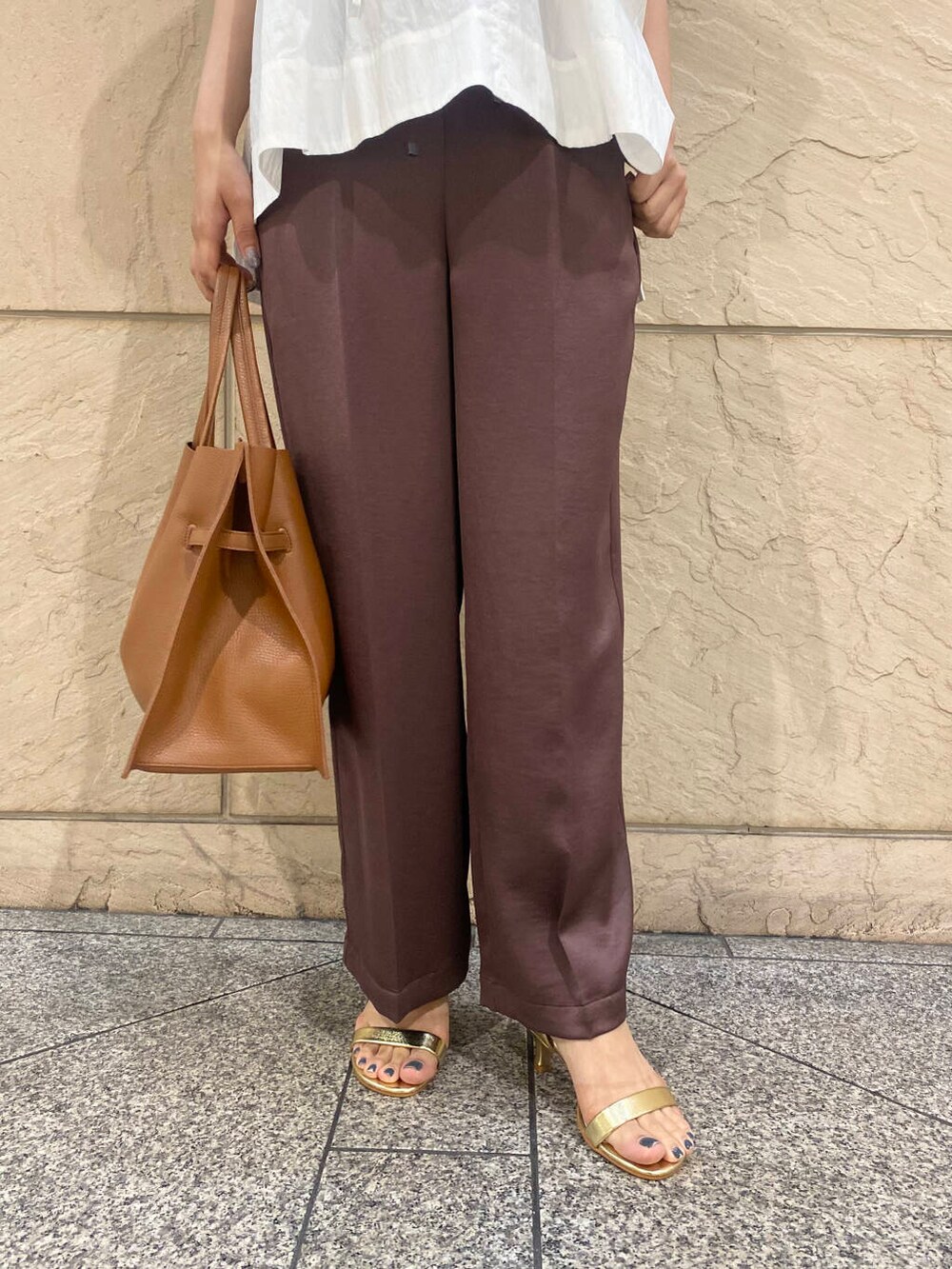 ゴールド系のサンダル、ホワイト系のシャツ/ブラウス、ブラウン系のその他パンツを着用したレディースの夏コーディネートの8枚目の写真