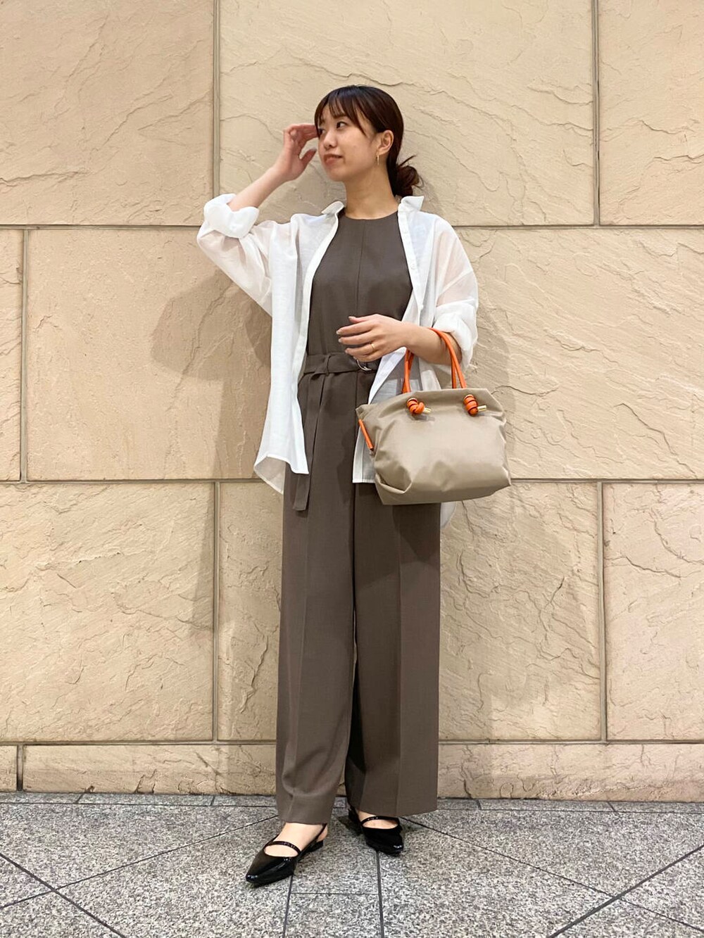 「大人カジュアル、キレイめ、きれいめカジュアル、パンツ、夏コーデ、newarrival、オフィスカジュアル、フェミニン、ROSSO、夏服、オンオフ兼用、オンオフ、大人かわいい、20代後半、骨格ウェーブ」|「URBAN RESEARCHのポインテッドバックストラップシューズ(パンプス、ブラック系)」を使った、matsuさん(レディース・162cm)の春コーディネートの2枚目の写真