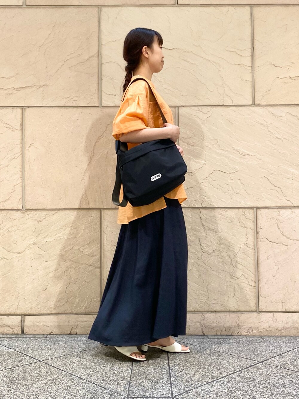 「URBAN RESEARCH ROSSO、夏コーデ、レイヤードスタイル、お出かけコーデ、大人カジュアルコーデ、シャツスタイル、オレンジ、フレアスカート、outdoor」|「URBAN RESEARCH ROSSO WOMENのシアーバンドカラーシャツ(シャツ/ブラウス、オレンジ系)」を使った、matsuさん(レディース・162cm)の夏コーディネートの3枚目の写真