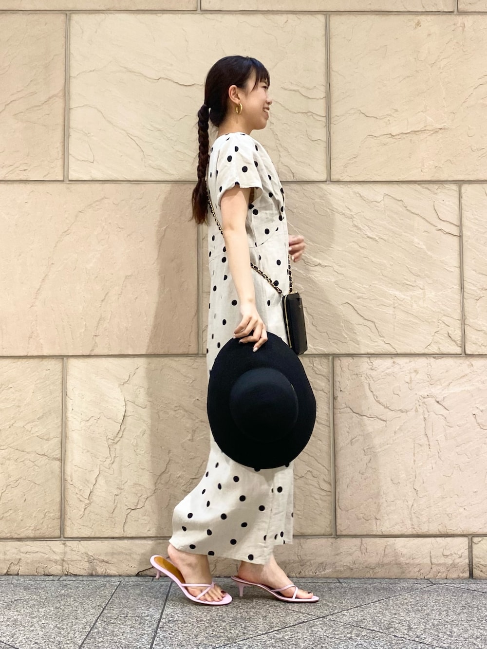 「URBAN RESEARCH ROSSO、お出かけコーデ、きれいめカジュアル、ワンピース、休日スタイル、オトナ女子、ドット、むぎわら帽子、ハット」｜「URBAN RESEARCH ROSSO WOMENのPAPER WIDE BLIM HAT（ハット、ブラック系）」を使った、matsuさん（レディース・162cm）の春コーディネートの3枚目の写真