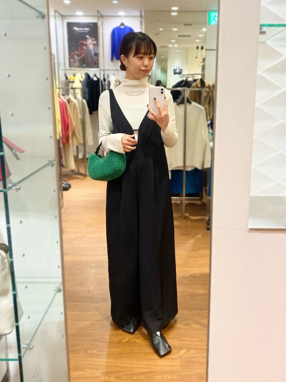 「URBAN RESEARCH ROSSO、URBAN RESEARCH、ROSSO、冬コーデ、休日スタイル、オールインワン、サロペット、パンツスタイル、モノトーン、オトナカジュアル、リブニット、ボアバッグ、イエベ秋、骨格ウェーブ」｜「URBAN RESEARCHの『一部WEB限定カラー』『UR TECH』ハイネックリブニット（ニット/セーター、ホワイト系）」を使った、matsuさん（レディース・162cm）の冬コーディネートの3枚目の写真