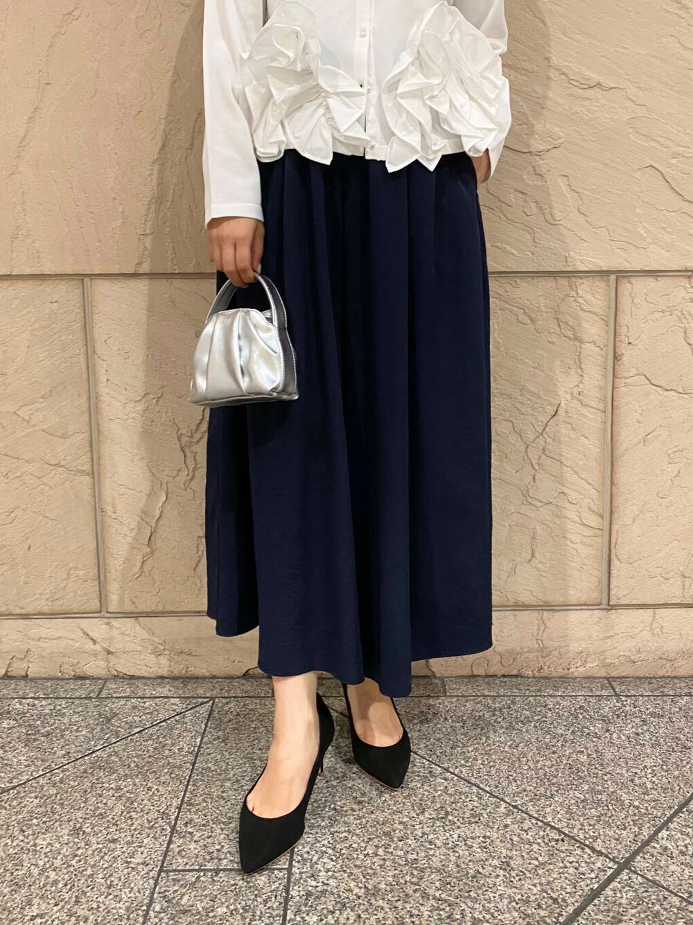 「大人カジュアル、キレイめ、きれいめカジュアル、夏コーデ、newarrival、オフィスカジュアル、フェミニン、ROSSO、夏服、オンオフ兼用、オンオフ、大人かわいい、20代後半、骨格ウェーブ、着映え」|「URBAN RESEARCH ROSSO WOMENの『MADE IN JAPAN』オリジナルスウェードパンプス(パンプス、ブラック系)」を使った、matsuさん(レディース・162cm)の夏コーディネートの6枚目の写真