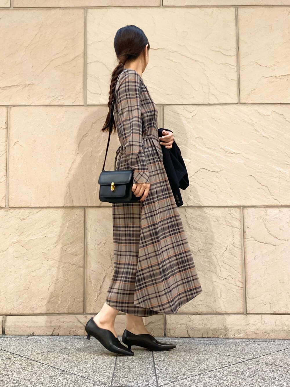 「URBAN RESEARCH ROSSO、URBAN RESEARCH、秋っぽコーデ更新中、ワンピース、ブラウン、チェック、お出かけコーデ、オトナカジュアル、秋服、秋カラー、ジャケット、イエベ秋、高身長、おでかけコーデ」｜「URBAN RESEARCH ROSSO WOMENの『WEB限定』イレギュラーヘムワンピース（シャツワンピース、ブラウン系）」を使った、matsuさん（レディース・162cm）の秋コーディネートの4枚目の写真
