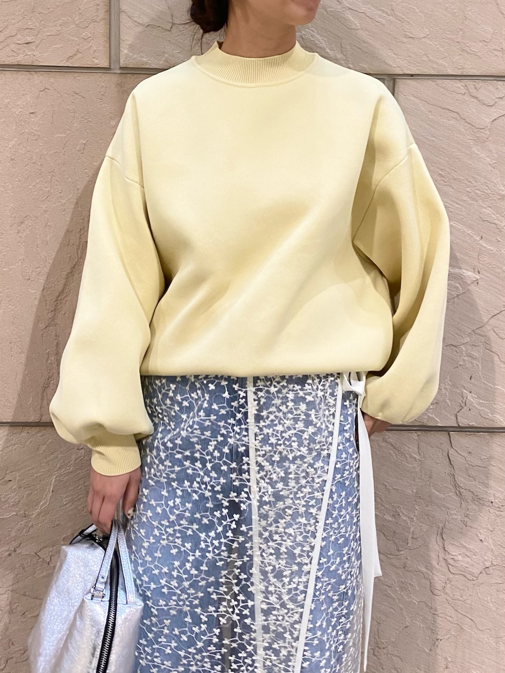 「URBAN RESEARCH ROSSO、ROSSO、URBAN RESEARCH、レーススカート×デニム、レーススカート、レイヤードスタイル、淡色コーデ、デニム、ニット、きれいめカジュアル、春服、オトナカジュアル、upper hights、イエベ秋、骨格ウェーブ」｜「ELENDEEKのELENDEEK　FORM SLEEVE OVER KNIT（ニット/セーター、イエロー系）」を使った、matsuさん（レディース・162cm）の冬コーディネートの6枚目の写真