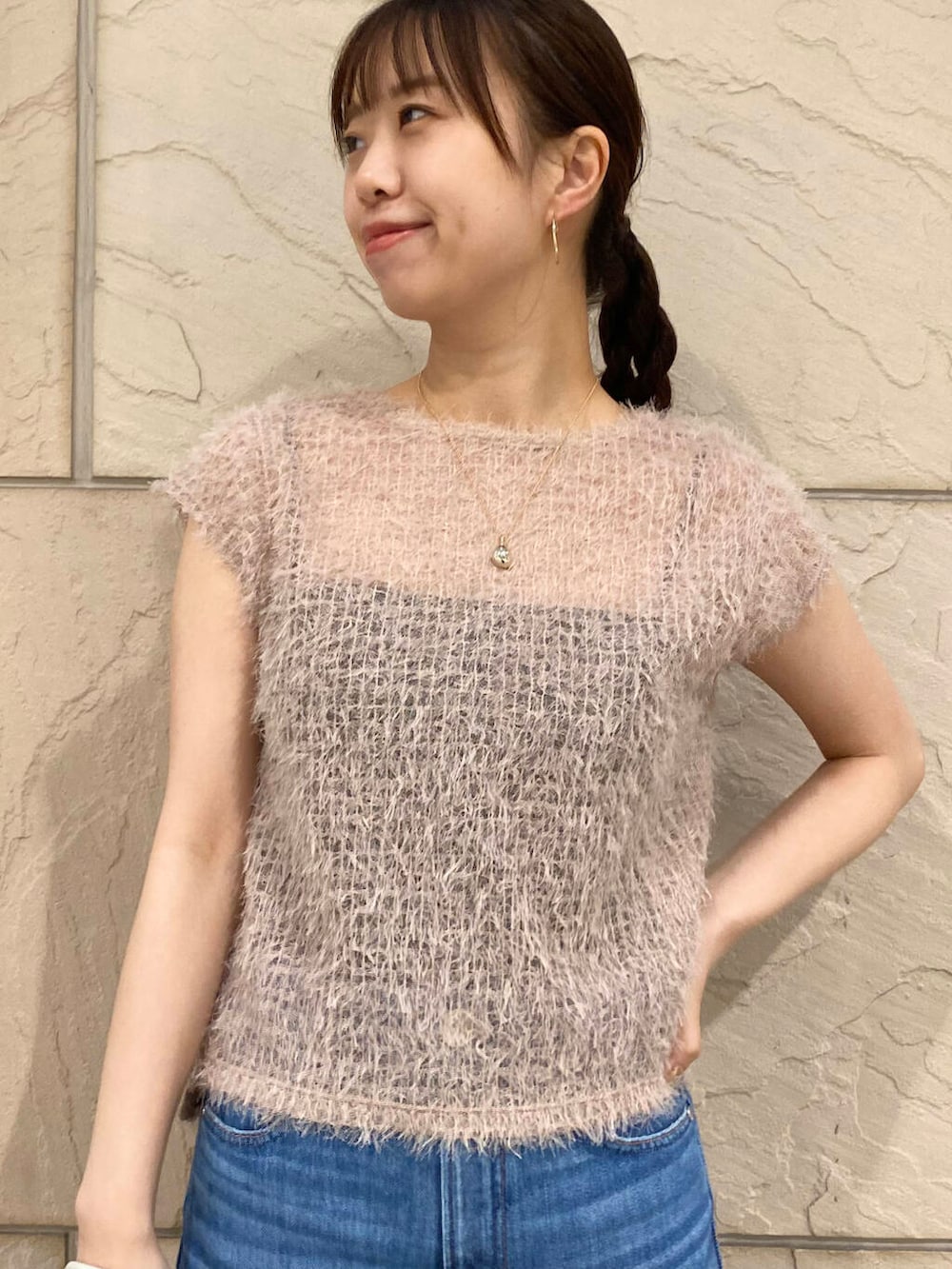 「大人カジュアル、キレイめ、きれいめカジュアル、カットソー、パンツ、夏コーデ、newarrival、デニムコーデ、休日スタイル、フェミニン、ROSSO、夏服、大人かわいい、20代後半、骨格ウェーブ」|「URBAN RESEARCH ROSSO WOMENのLUMEN MARRON BAG(ショルダーバッグ、ホワイト系)」を使った、matsuさん(レディース・162cm)の春コーディネートの5枚目の写真