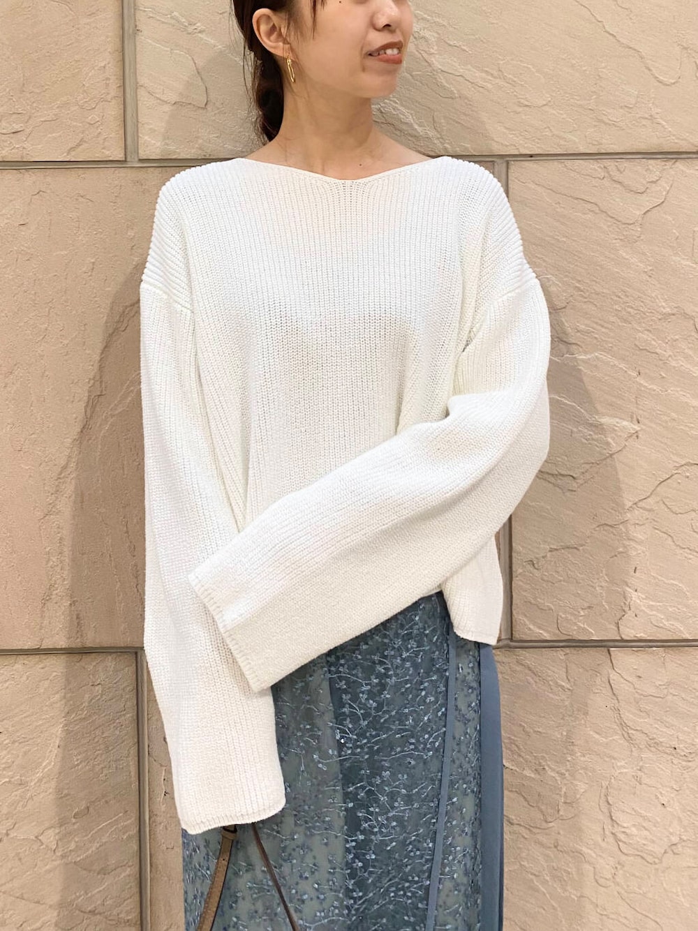 ベージュ系のパンプス、ブルー系のスカート、ホワイト系のニット/セーターを着用したレディースの冬コーディネートの5枚目の写真