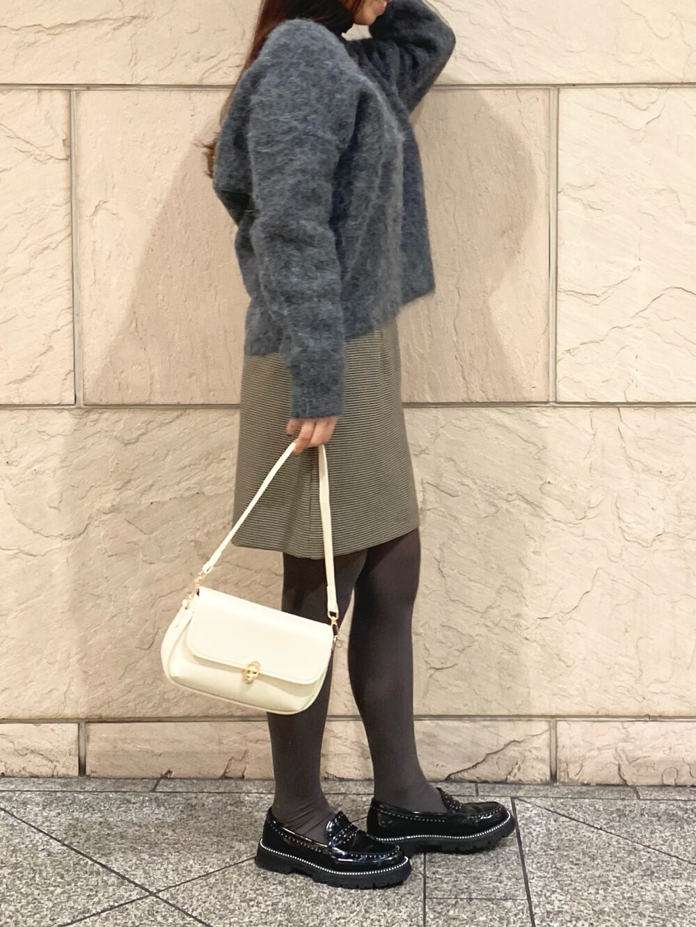 「URBAN RESEARCH ROSSO、URBAN RESEARCH、ROSSO、ニット、冬コーデ、大人可愛い、スカートスタイル、お洒落さんとつながりたい、ミニスカート、チェック、ローファー、ニットコーデ、イエベ秋、骨格ウェーブ」|「URBAN RESEARCH ROSSO WOMENのアルパカ混Vネックヘアリーニット(ニット/セーター、グレー系)」を使った、matsuさん(レディース・162cm)の冬コーディネートの5枚目の写真