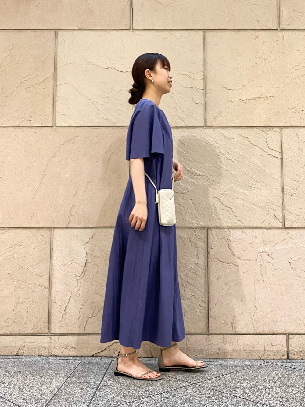 「URBAN RESEARCH ROSSO、URBAN RESEARCH、シンプルコーデ、休日スタイル、春夏コーデ、おでかけコーデ、オトナカジュアル、楽チンコーデ、夏コーデ、ワンピーススタイル、パープル、スマホショルダー、サンダル」｜「URBAN RESEARCHの綿ナイロンフレアワンピース（ワンピース、ブルー系）」を使った、matsuさん（レディース・162cm）の春コーディネートの3枚目の写真