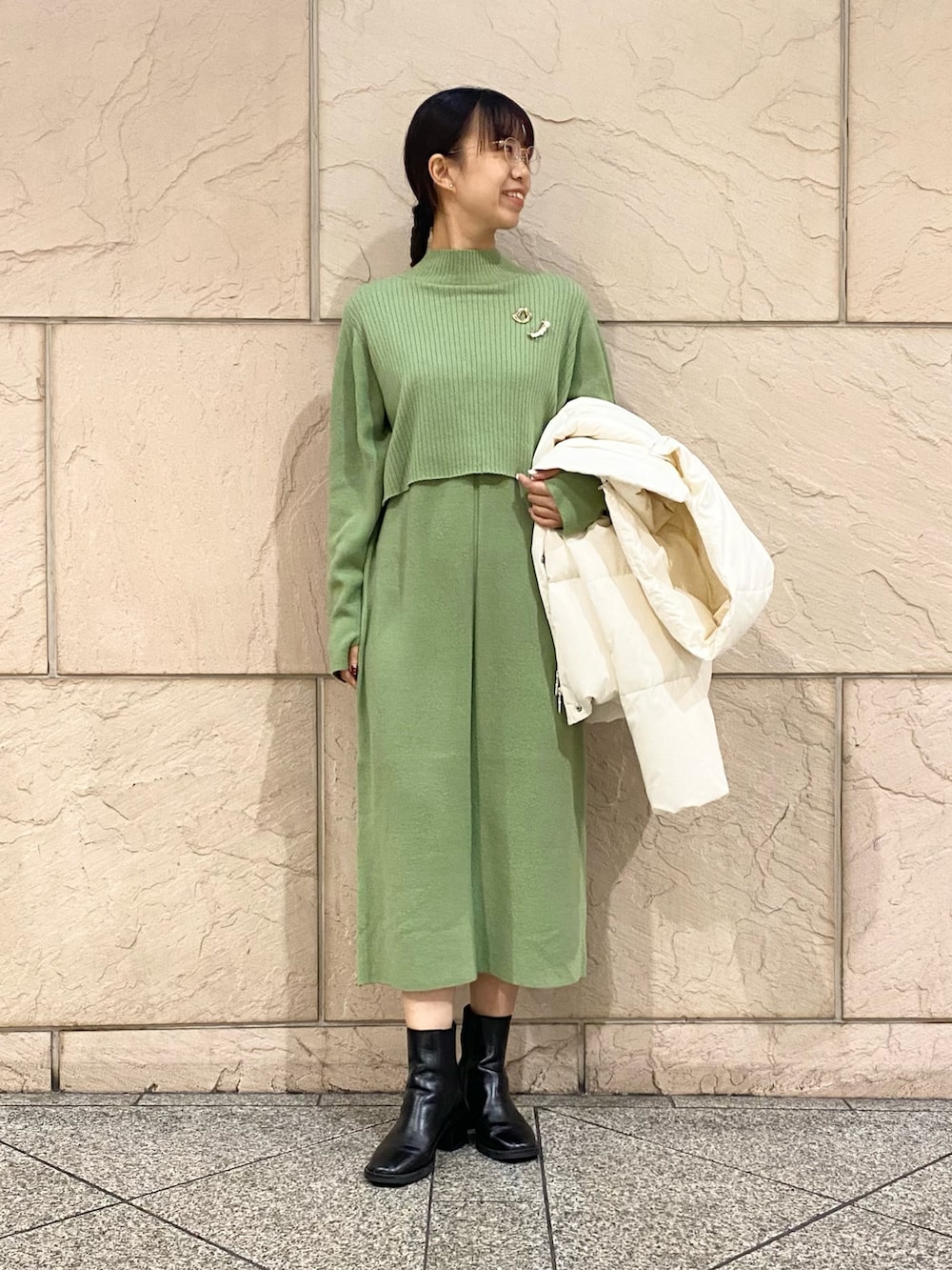 「URBAN RESEARCH ROSSO、URBAN RESEARCH、ROSSO、冬コーデ、ニット、クリスマスに着たい服、きれいめカジュアル、冬アウター、クリスマスコーデ、シンプルスタイル、ダッフルコート、ニットワンピース、ショートダウン、ブローチ、イエベ秋」|「URBAN RESEARCH ROSSO WOMENのfrenchdownショートダウンコート(ダウンジャケット/コート、ホワイト系)」を使った、matsuさん(レディース・162cm)の冬コーディネートの7枚目の写真